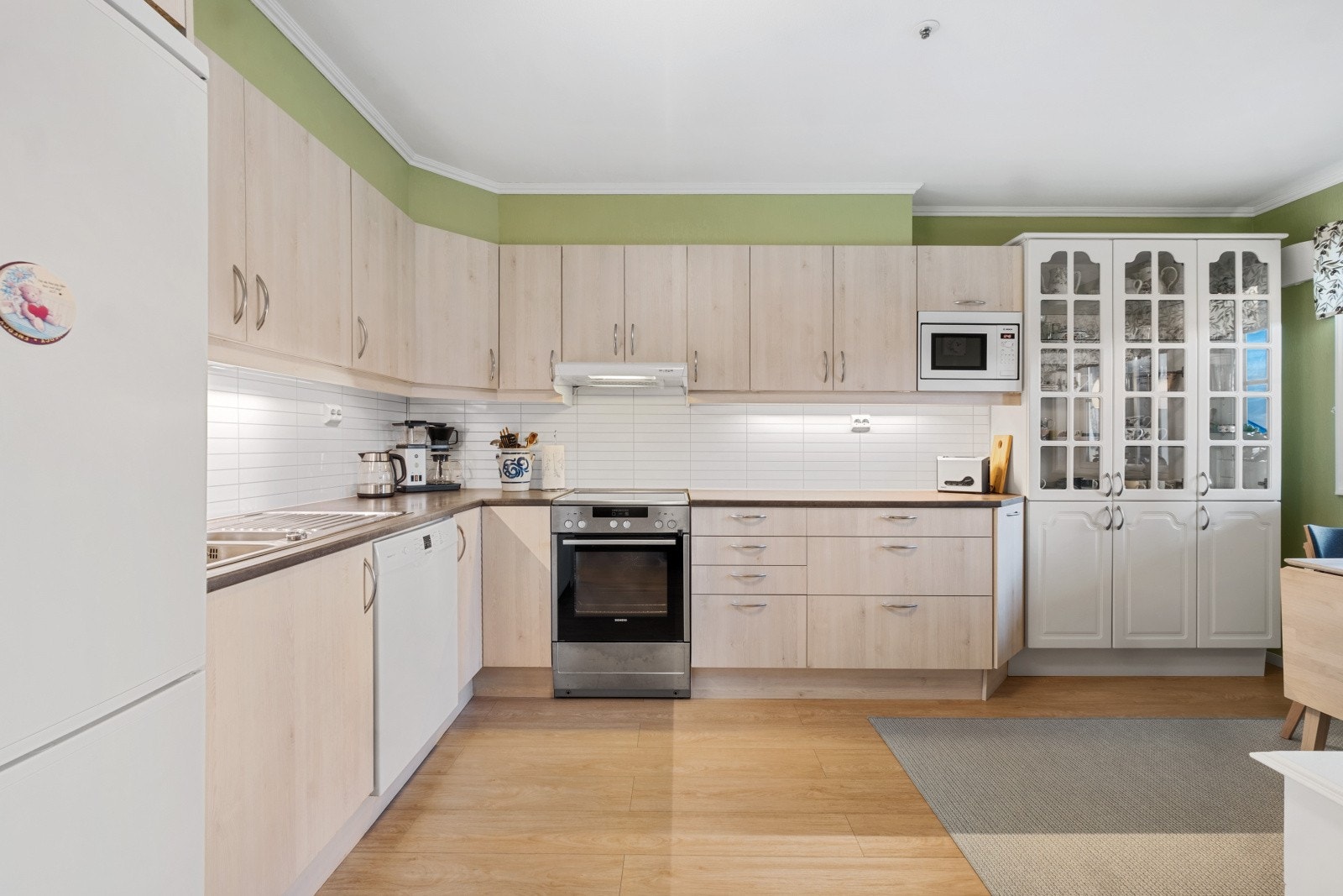 Innredningen er fra 2016 og består av glatte fronter og laminat benkeplate. Galleribilde