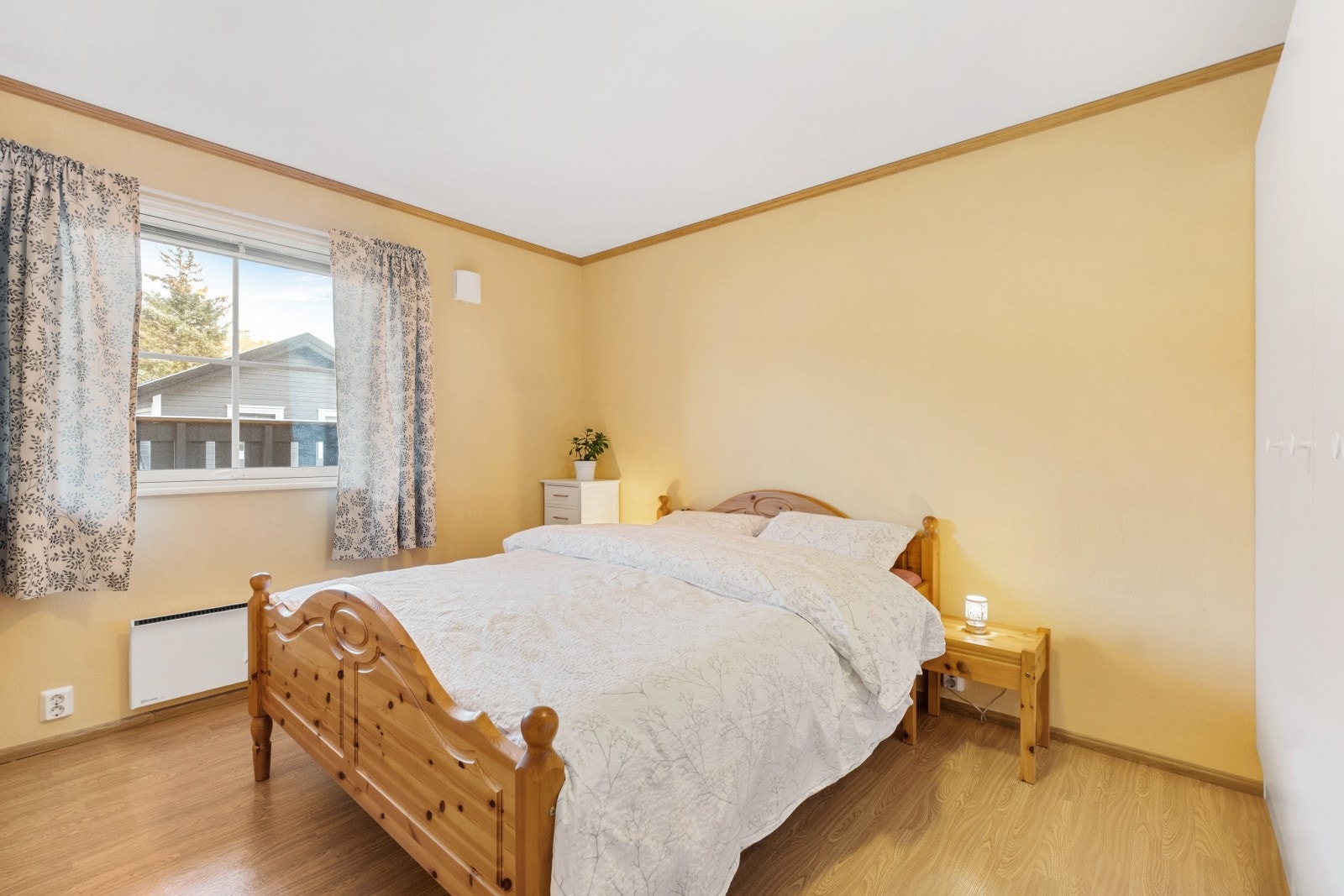 Romslig soverom med god plass til dobbeltseng og tilhørende nattbord på hver side. Galleribilde