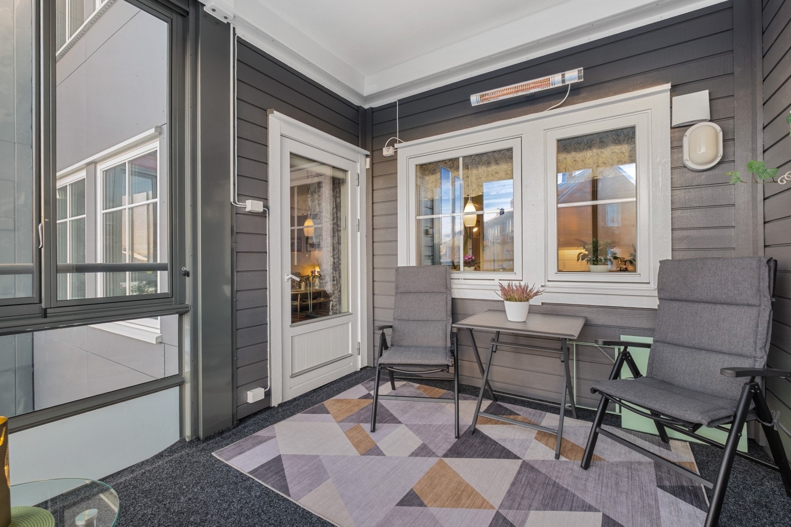 Direkte utgang til terrasse gir enkel tilgang til uteområdet fra stuen. Galleribilde