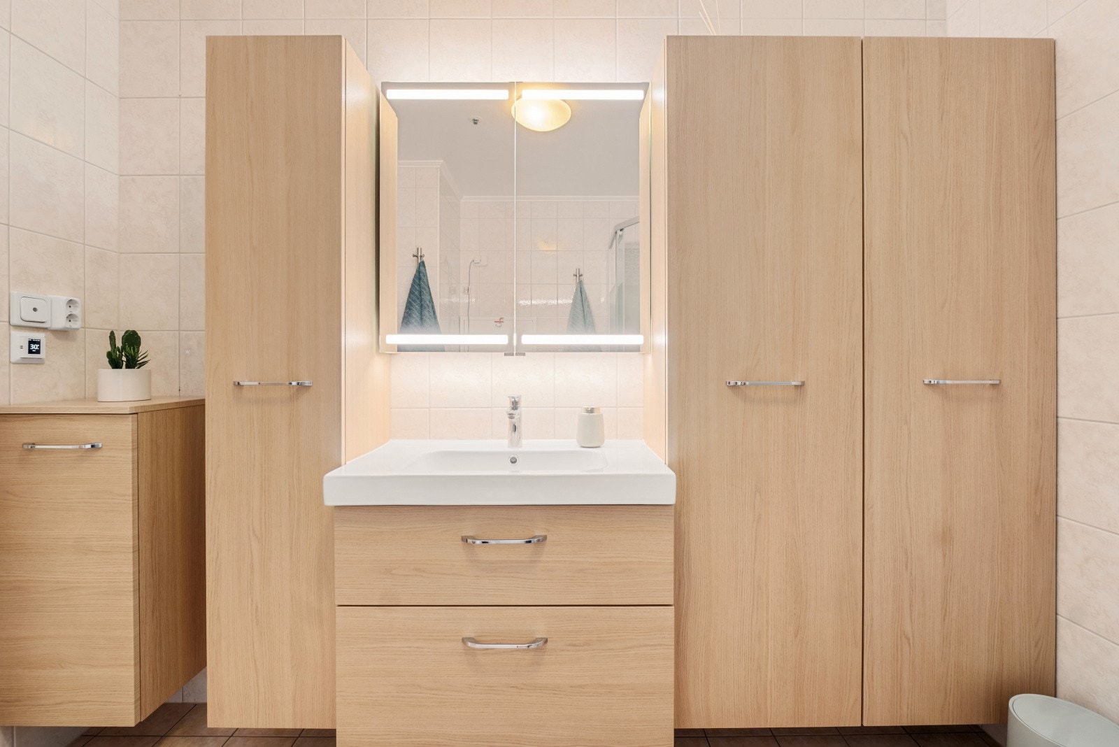 Badet er oppgradert med ny baderomsinnredning i 2022, nytt toalett i 2021 og ny termostat installert i 2025. Galleribilde