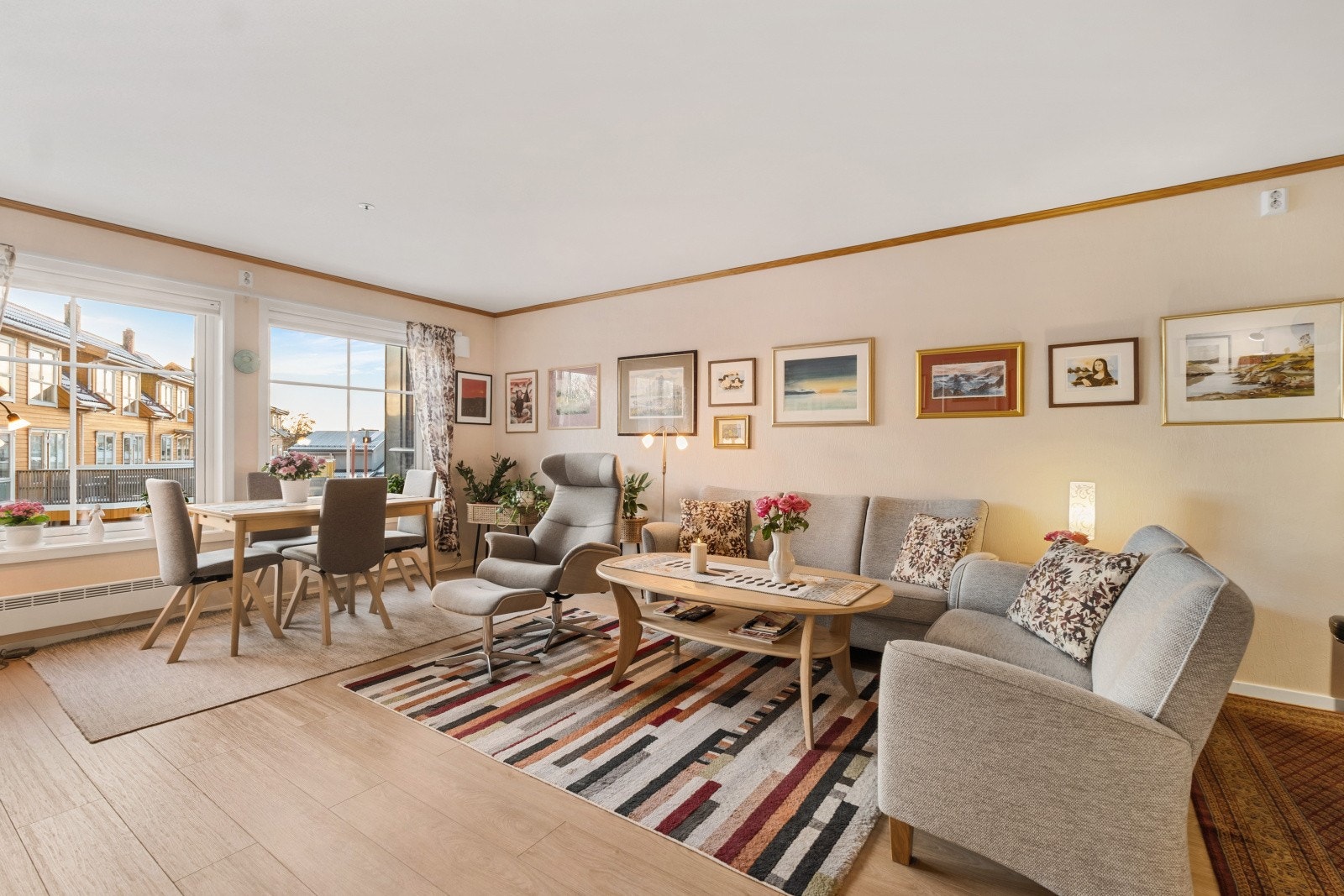 Leiligheten ligger i Einmotunet borettslag, som er tilrettelagt for personer over 50 år eller med funksjonshemming, og byr på et godt bomiljø. Galleribilde