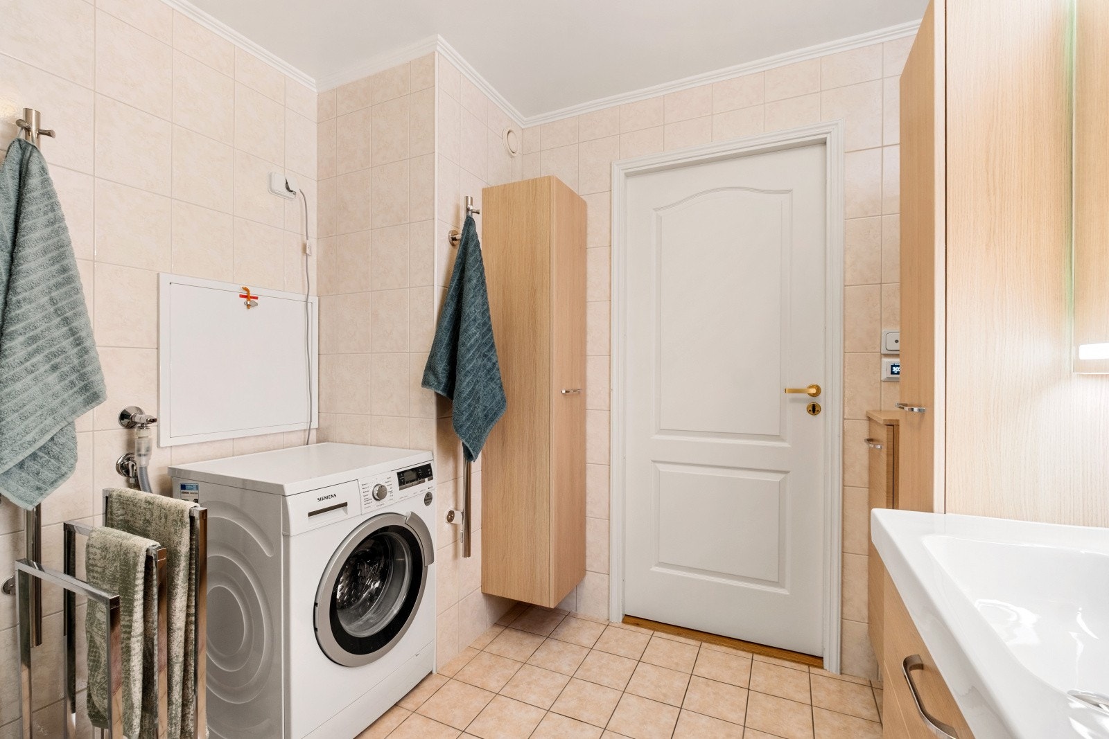 Baderommet har innredning med nedfelt servant, toalett, dusjkabinett og opplegg for vaskemaskin. Galleribilde