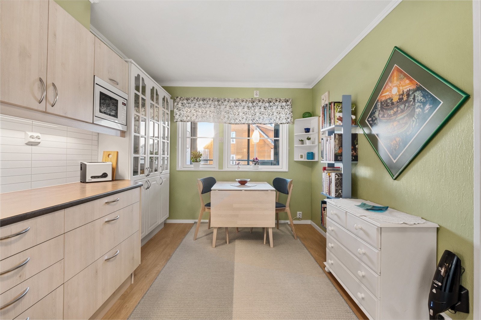 Spiseplassen har utsyn mot nabolaget gjennom store vinduer, som gir godt med dagslys. Galleribilde