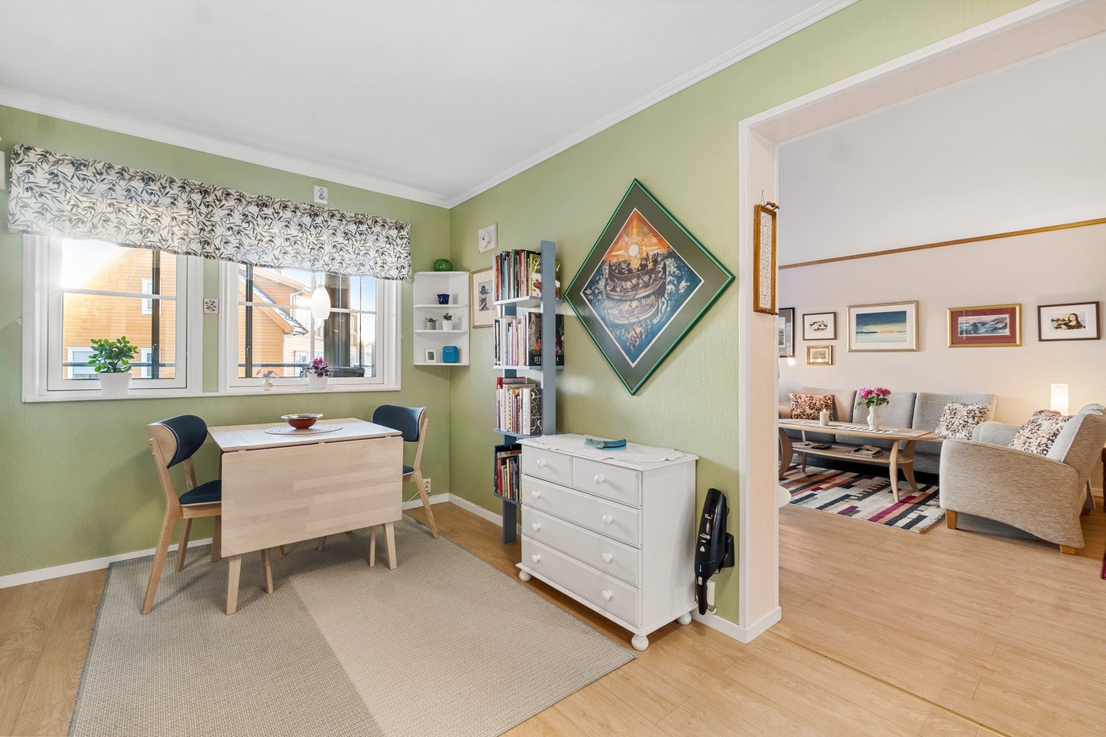 Kjøkkenet ligger i eget rom, men med direkte tilknytning fra stuen, noe som gir en praktisk og sosial løsning. Galleribilde