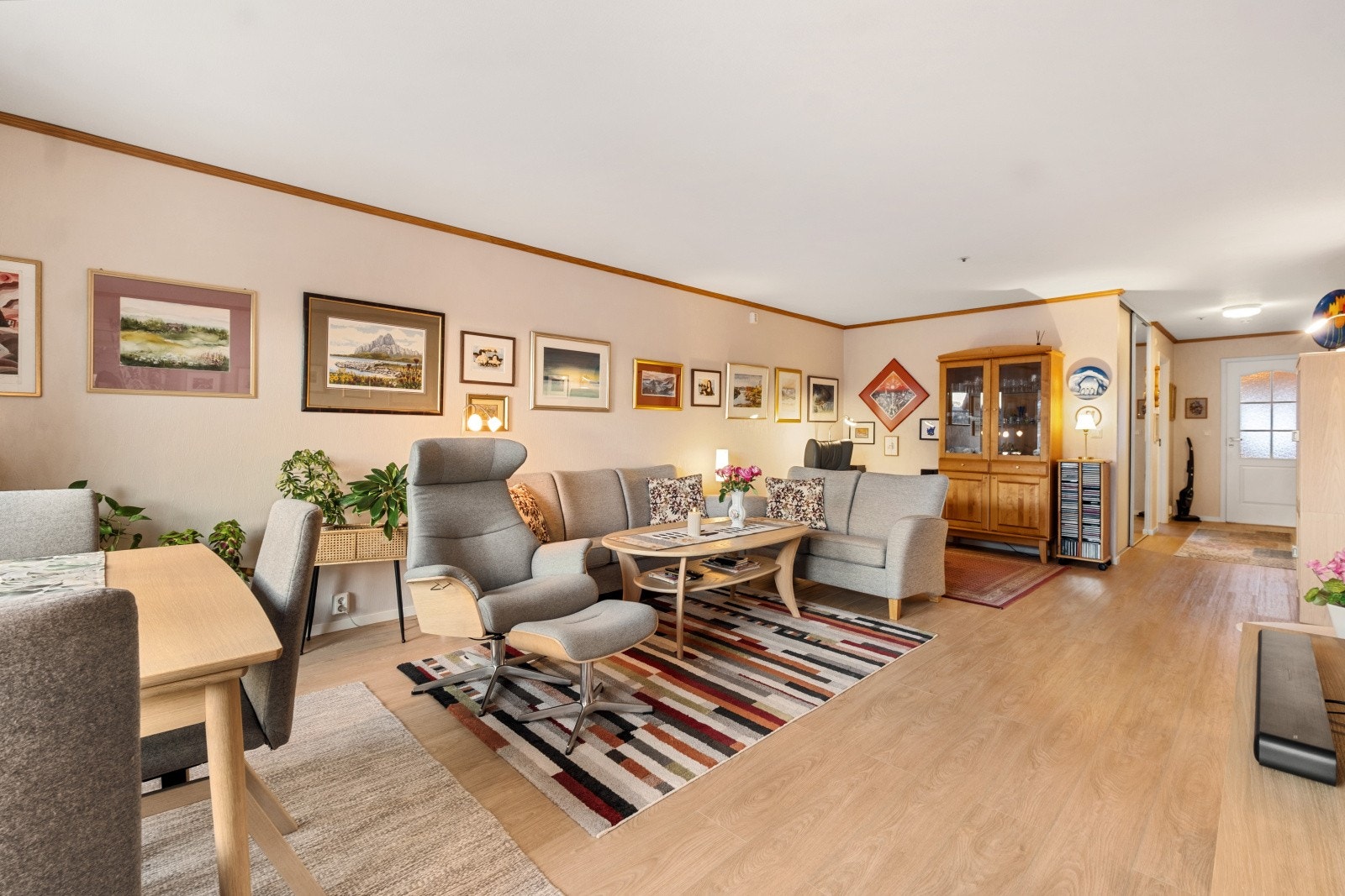 Stuen er møbleringsvennlig og fremstår som innbydende med soner for sofagruppe, TV-møblement og spisestue. Galleribilde