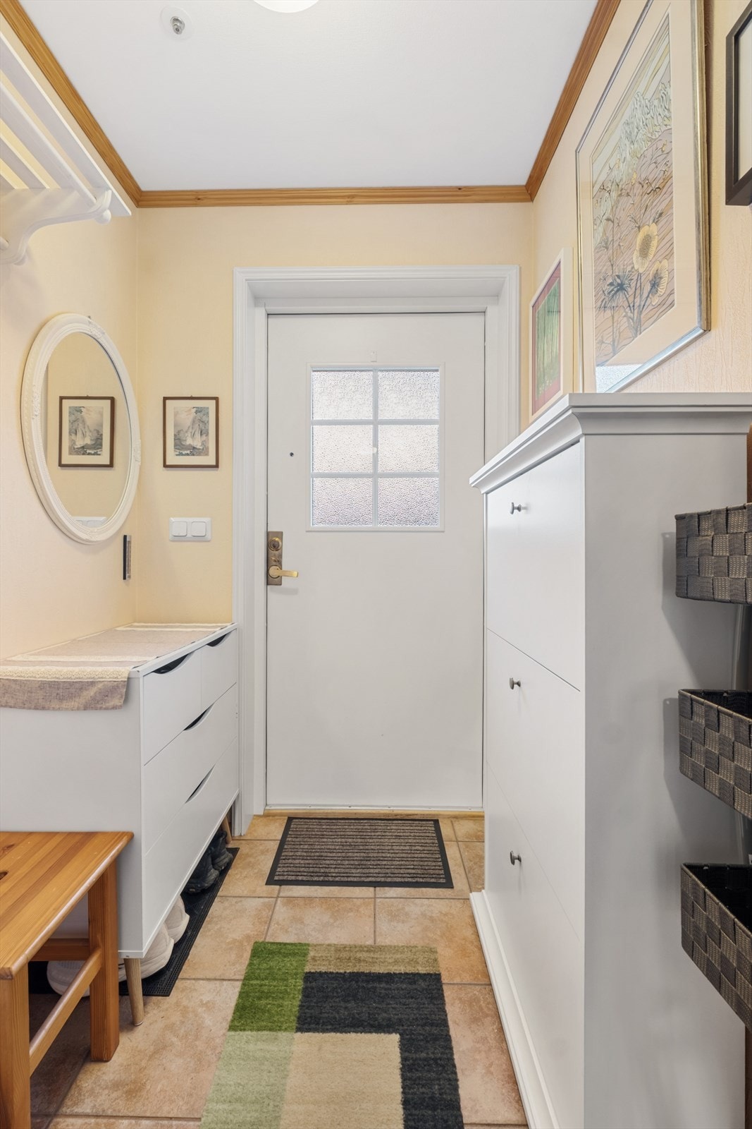 Innbydende entré med plass til garderobeløsning eller annet ønskelig møblement. Flislagt gulv gir en praktisk og lettstelt entré. Galleribilde