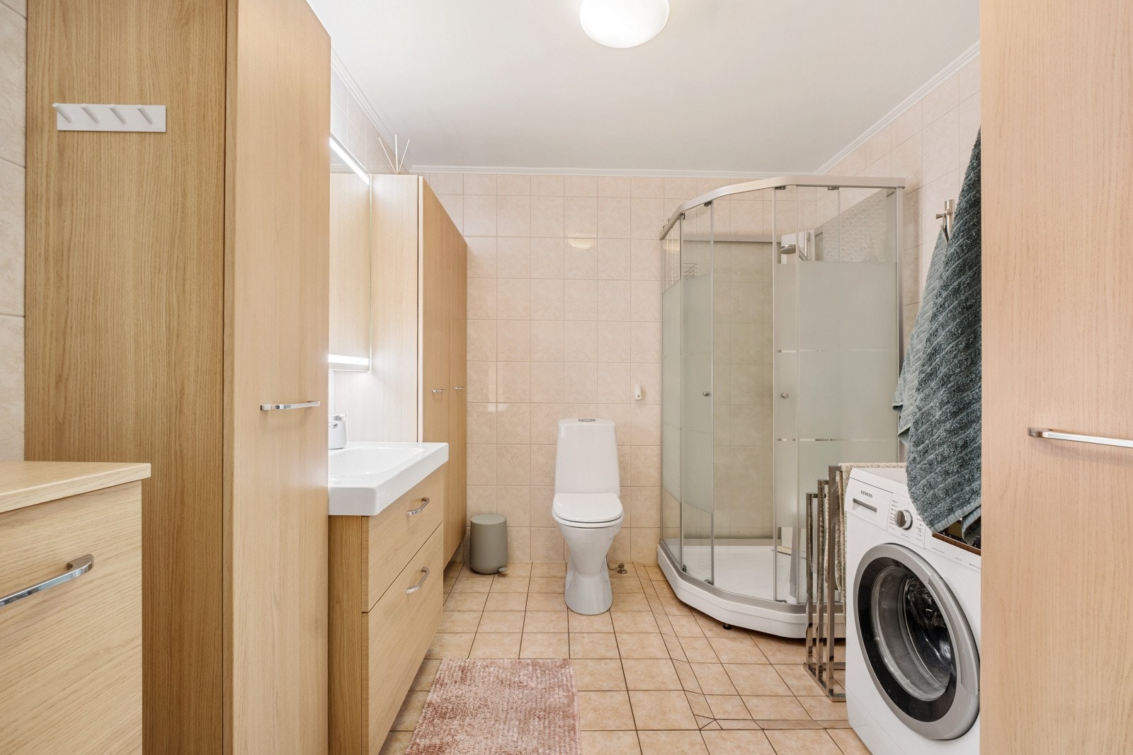 Flislagt bad med elektriske varmekabler i gulvet som gir behagelig varme året rundt. Galleribilde