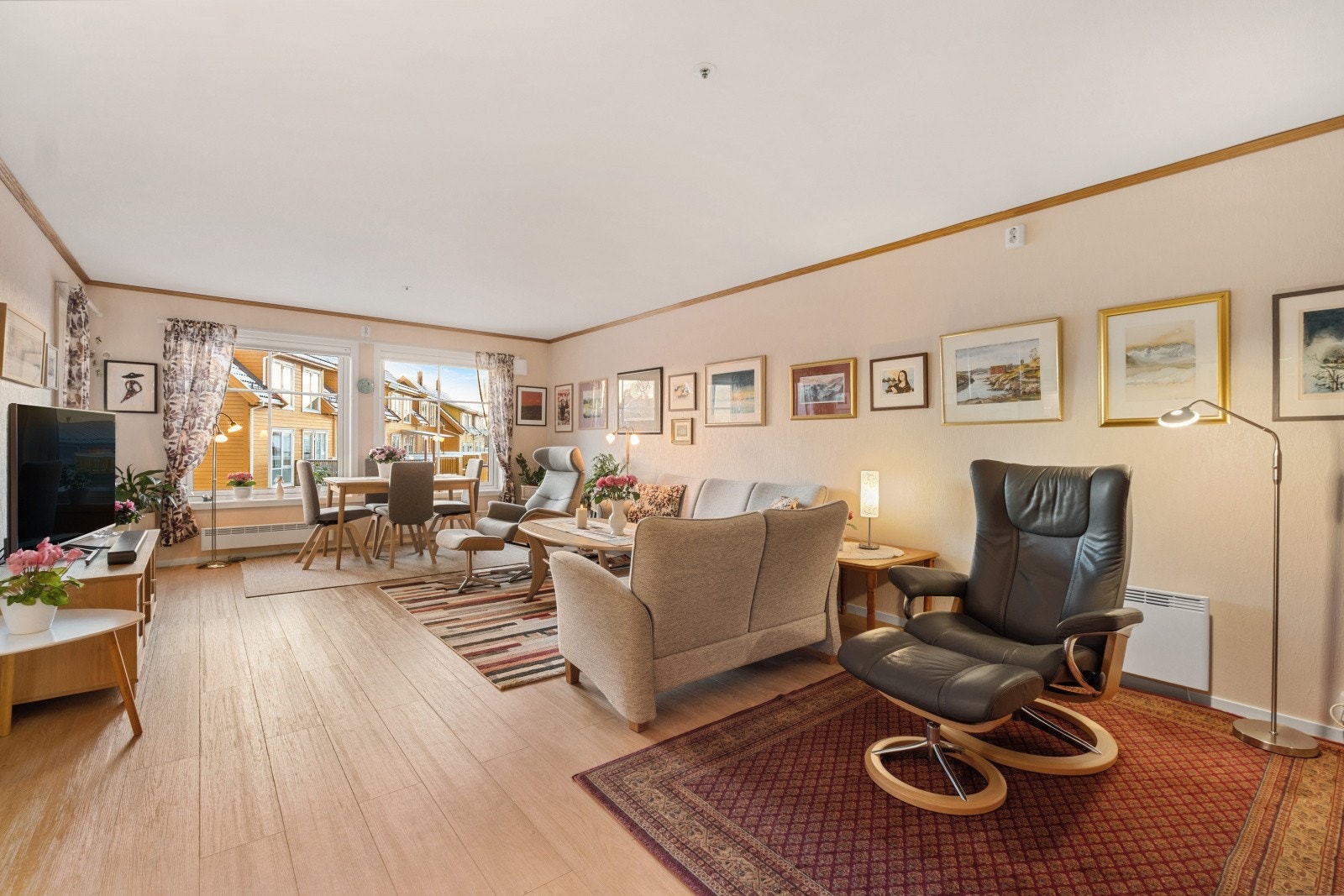 Leiligheten har en gjennomgående planløsning som gir naturlig flyt mellom rommene og rikelig med dagslys hele dagen. Galleribilde