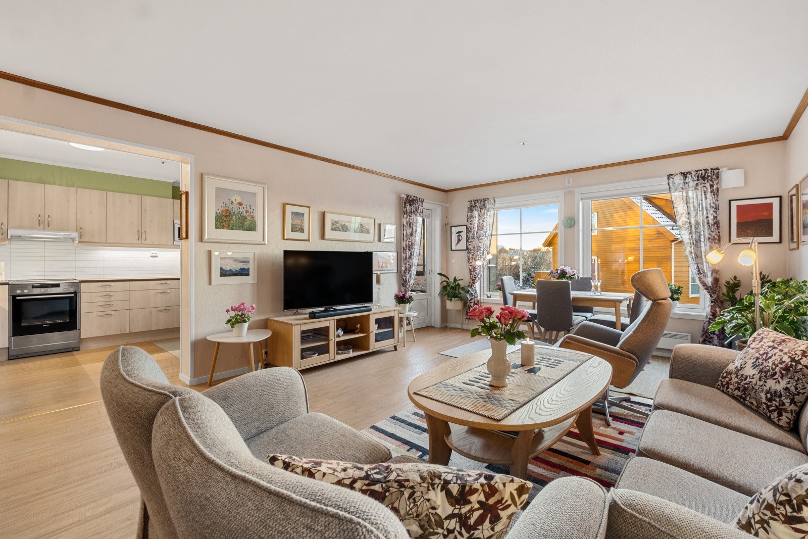 Leiligheten byr på flotte kvaliteter som store vinduer, gode oppbevaringsmuligheter og en gjennomgående planløsning. Galleribilde