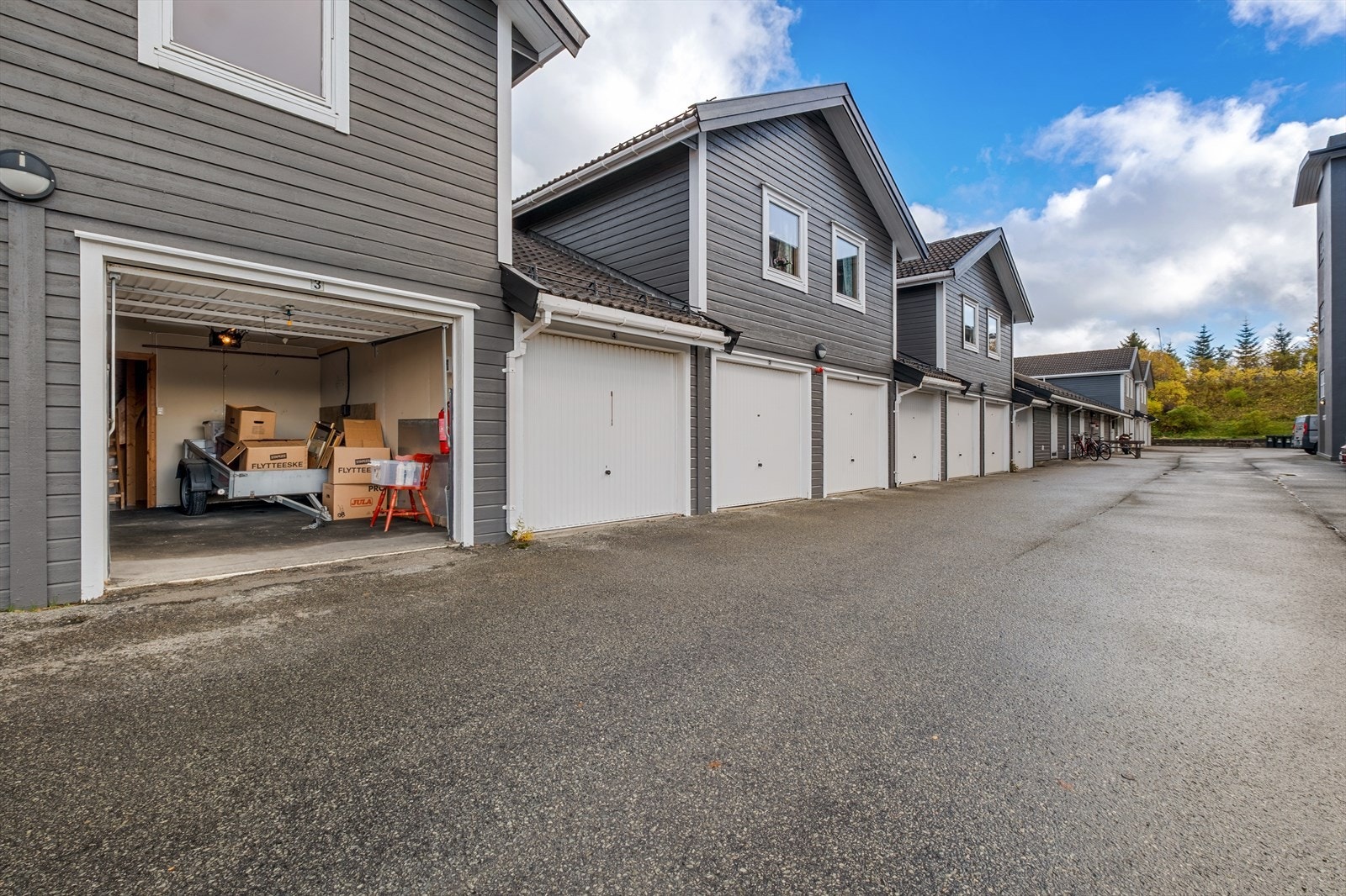 Leiligheten disponerer i tillegg egen garasjeplass. Galleribilde