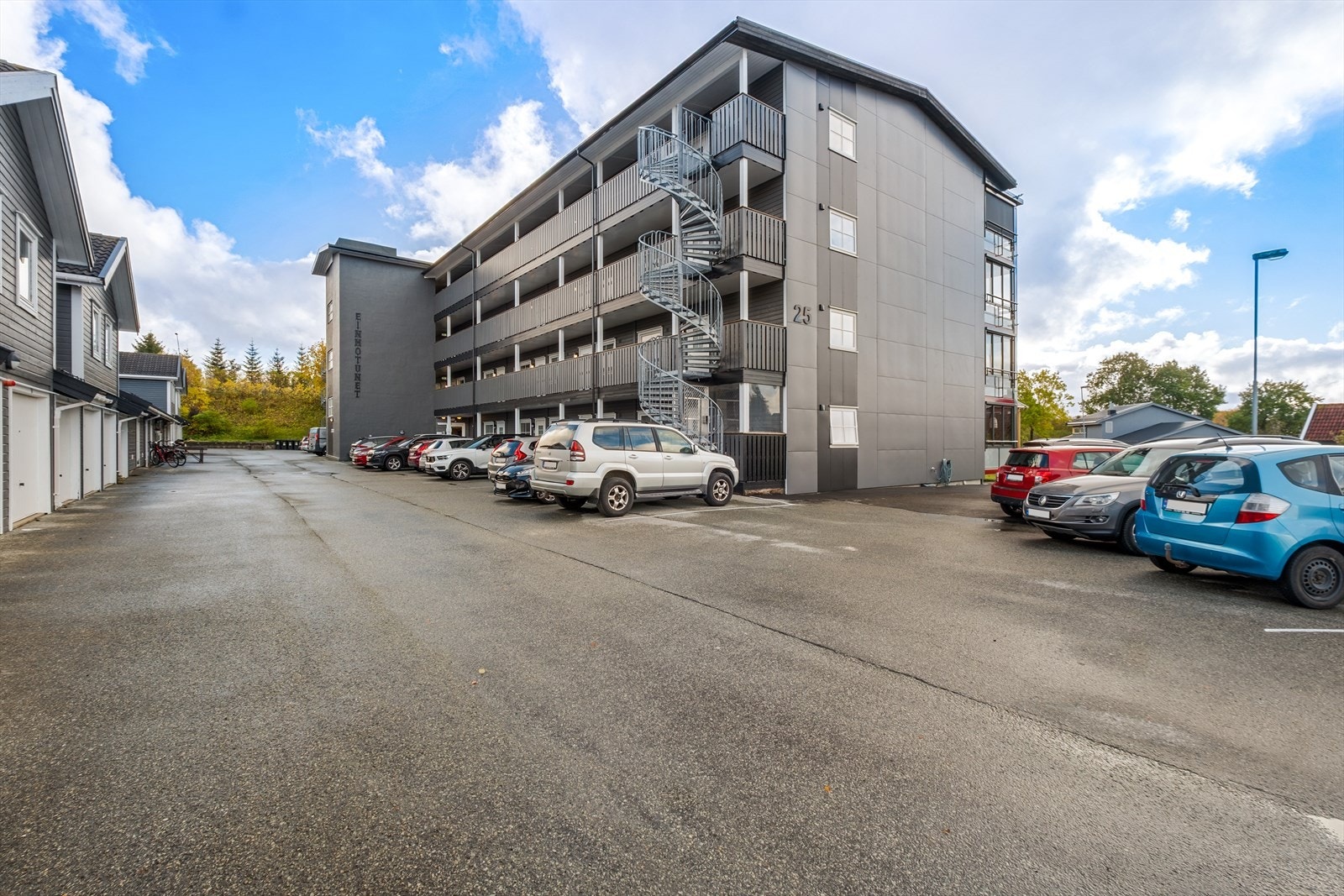 Området er godt tilrettelagt med gangveier, lekeplasser og lite gjennomgangstrafikk, noe som gir et trygt og trivelig bomiljø. Galleribilde