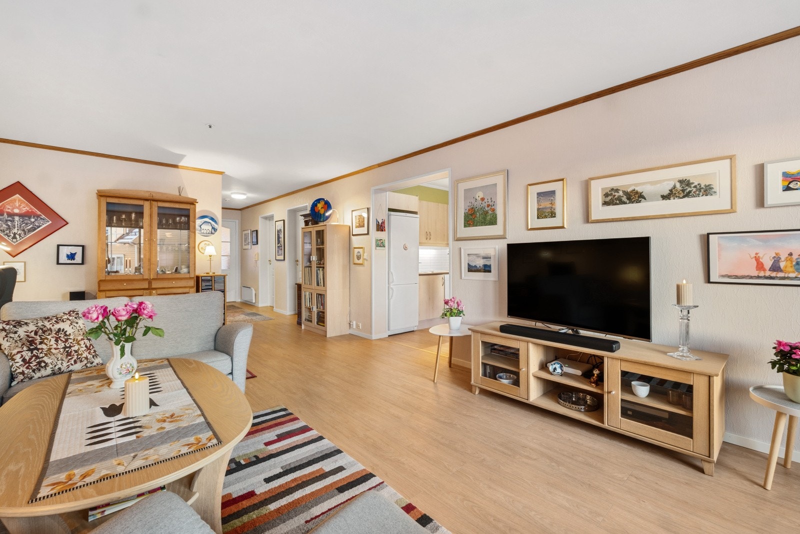 Fra stuen er det enkel tilgang til kjøkkenet, som er praktisk for servering og sosialt samvær. Galleribilde