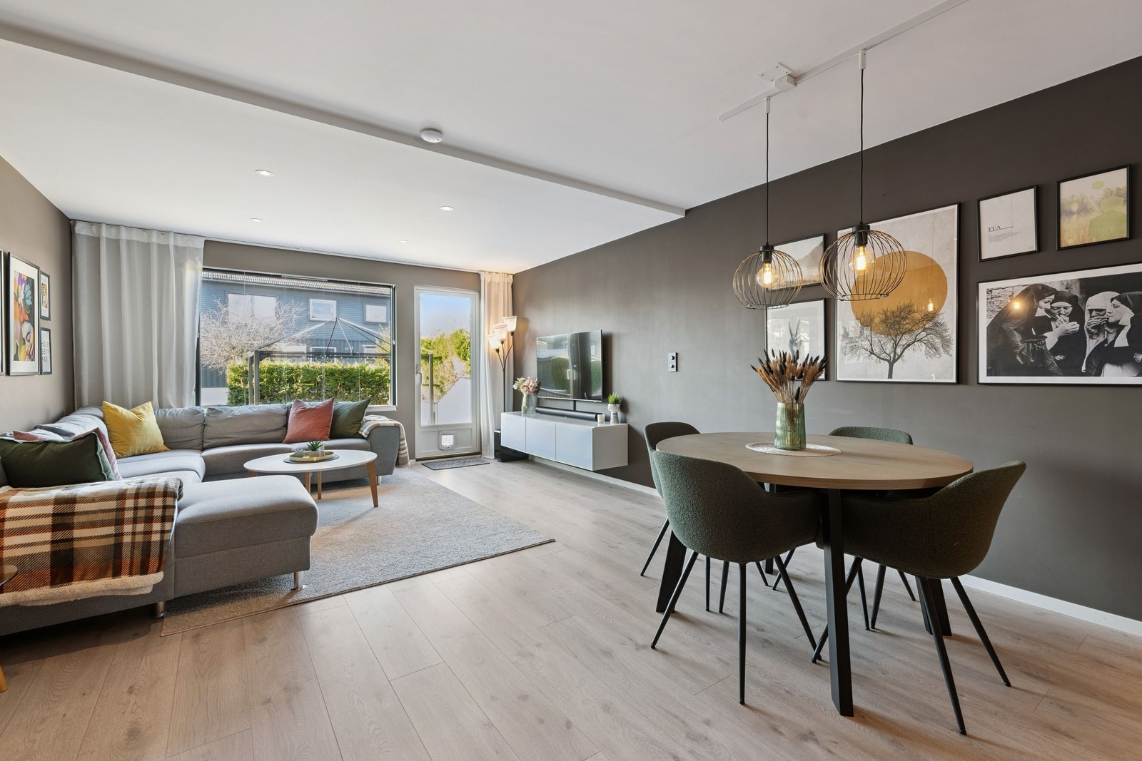 Romslig og utbygd stue Galleribilde