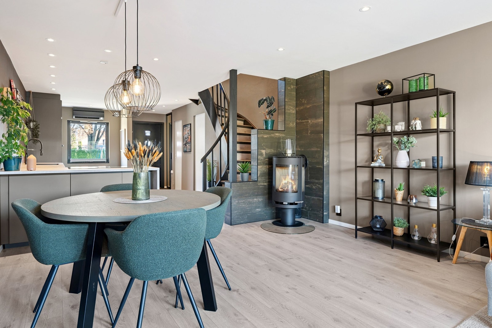 Åpen stue/kjøkken løsning med plass til både rundt eller langt spisebord Galleribilde