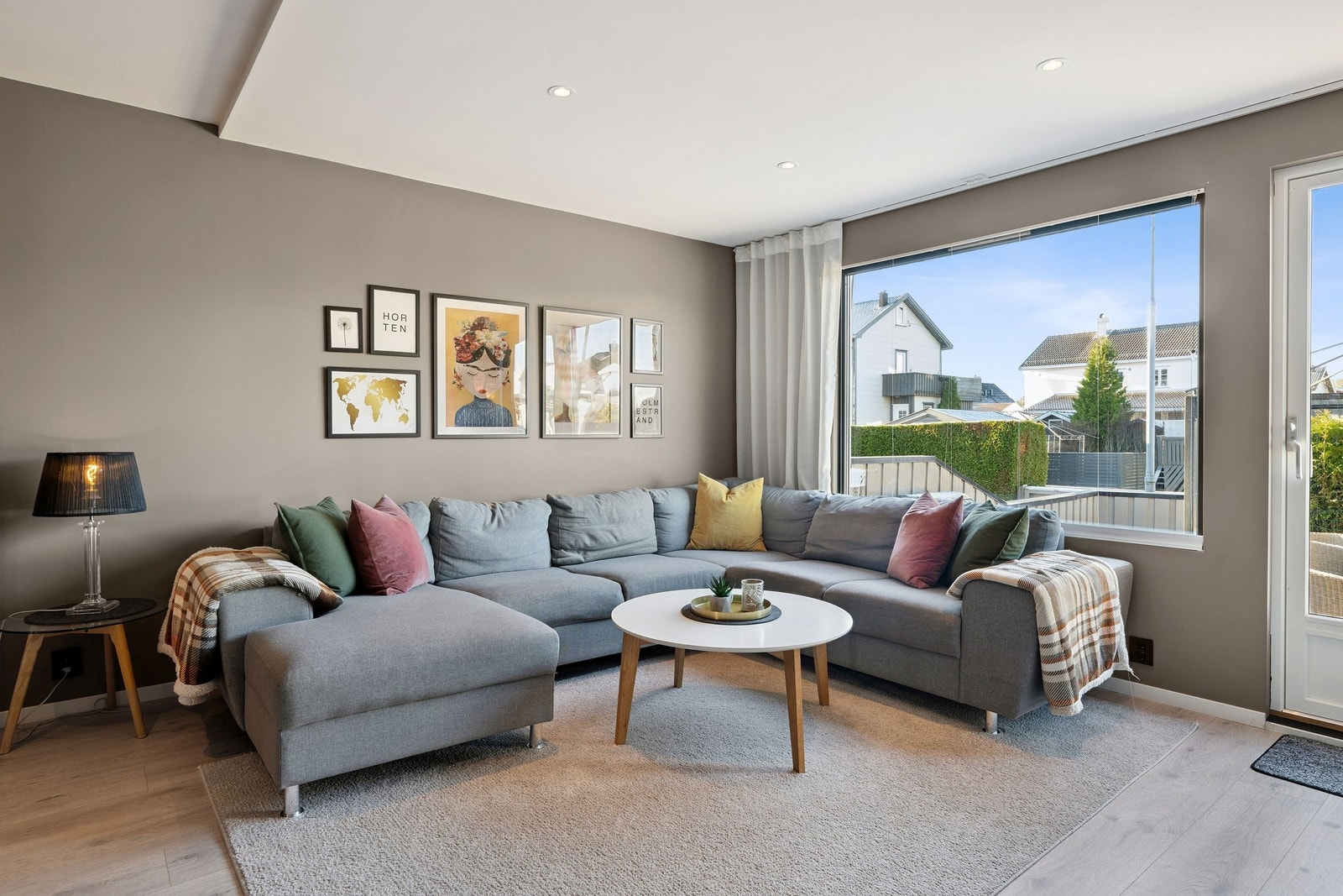 Koselig sofakrok med utgang til terrassen Galleribilde