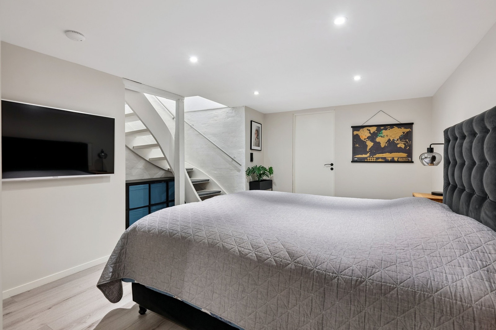 Kjellerstue i underetasjen brukes i dag som soverom (ikke omsøkt/godkjent). Her er også utgang til vaskerom og nødutgang Galleribilde