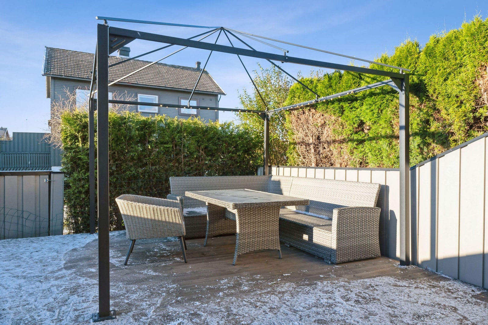 Uteområdet. Her er det plass til både sittegrupper og grill Galleribilde