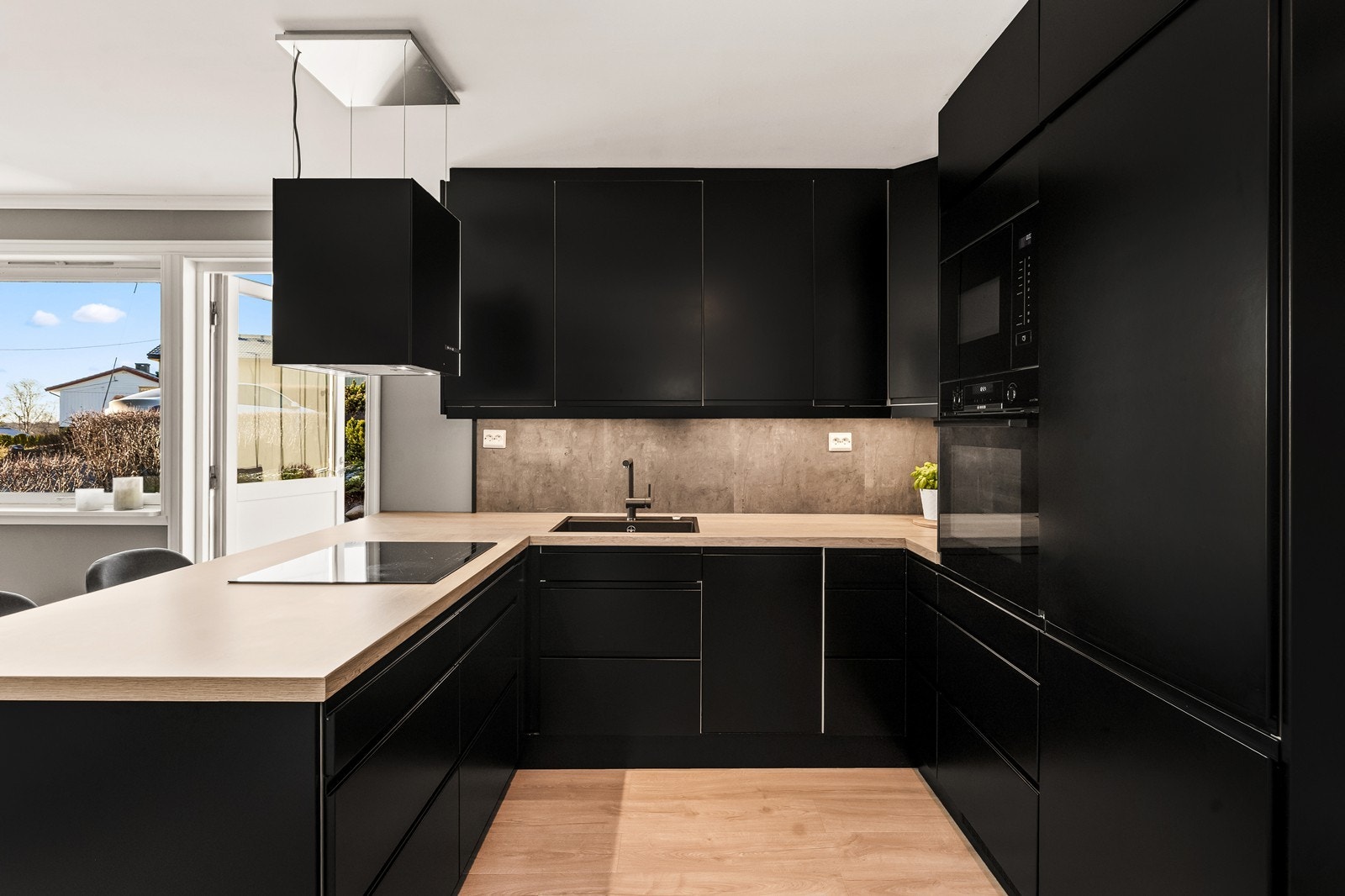 Kjøkkenøya fungerer som en sosial sone og gir ekstra arbeidsflate. Galleribilde