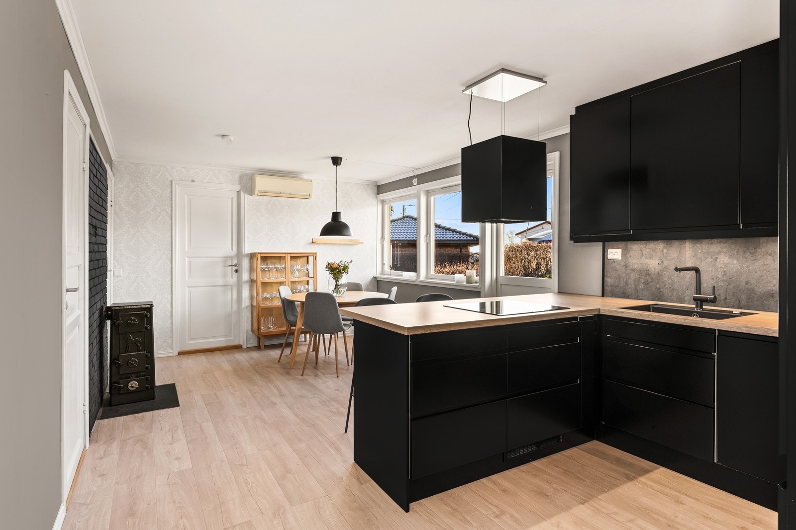 Kjøkkenet er moderne og stilrent, med sorte, slette fronter og rikelig med benkeplass. Galleribilde