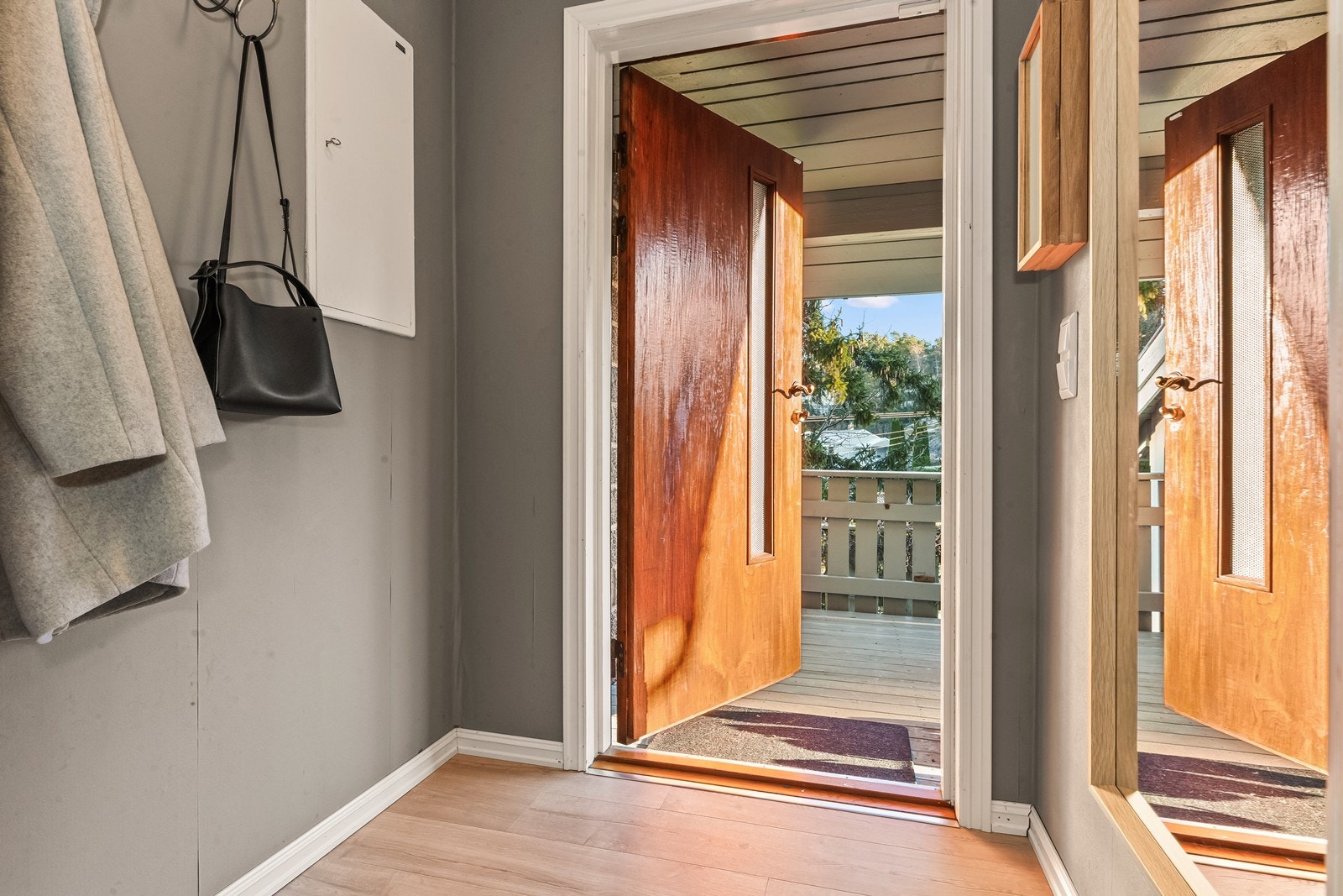 Velkommen inn i en lys entré som leder deg videre inn i boligen. Galleribilde