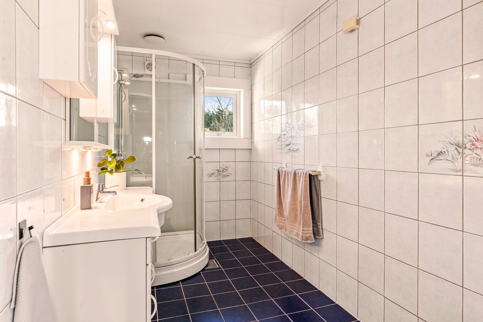 Flislagt bad med dusjkabinett og servantinnredning Galleribilde