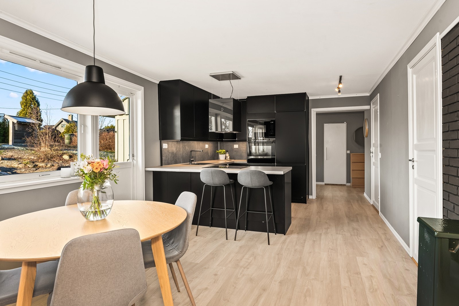 Kjøkkenet har en åpen løsning mot en hyggelig spiseplass. Det er også etablert vedovn. Galleribilde