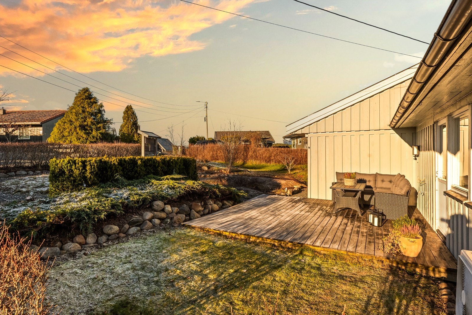 Eiendommen har en romslig tomt med gode uteplasser og lite trafikk i nærområdet. Galleribilde
