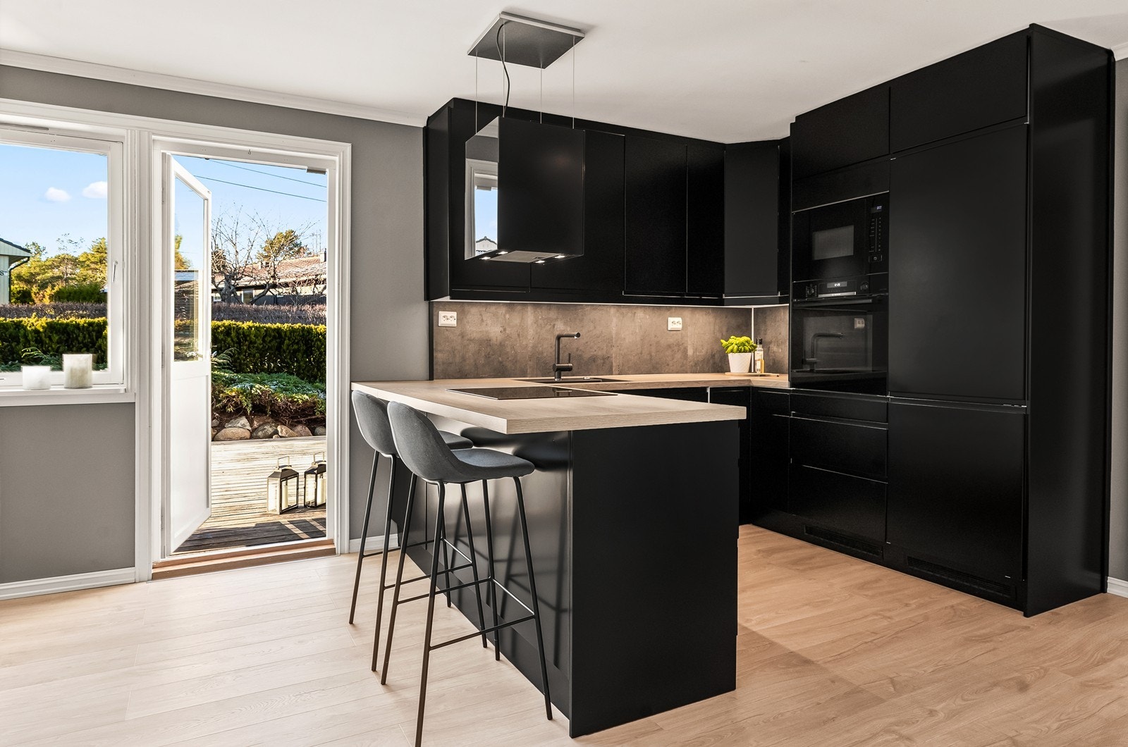 Fra kjøkkenet er det direkte utgang til en av eiendommens terrasser. Galleribilde