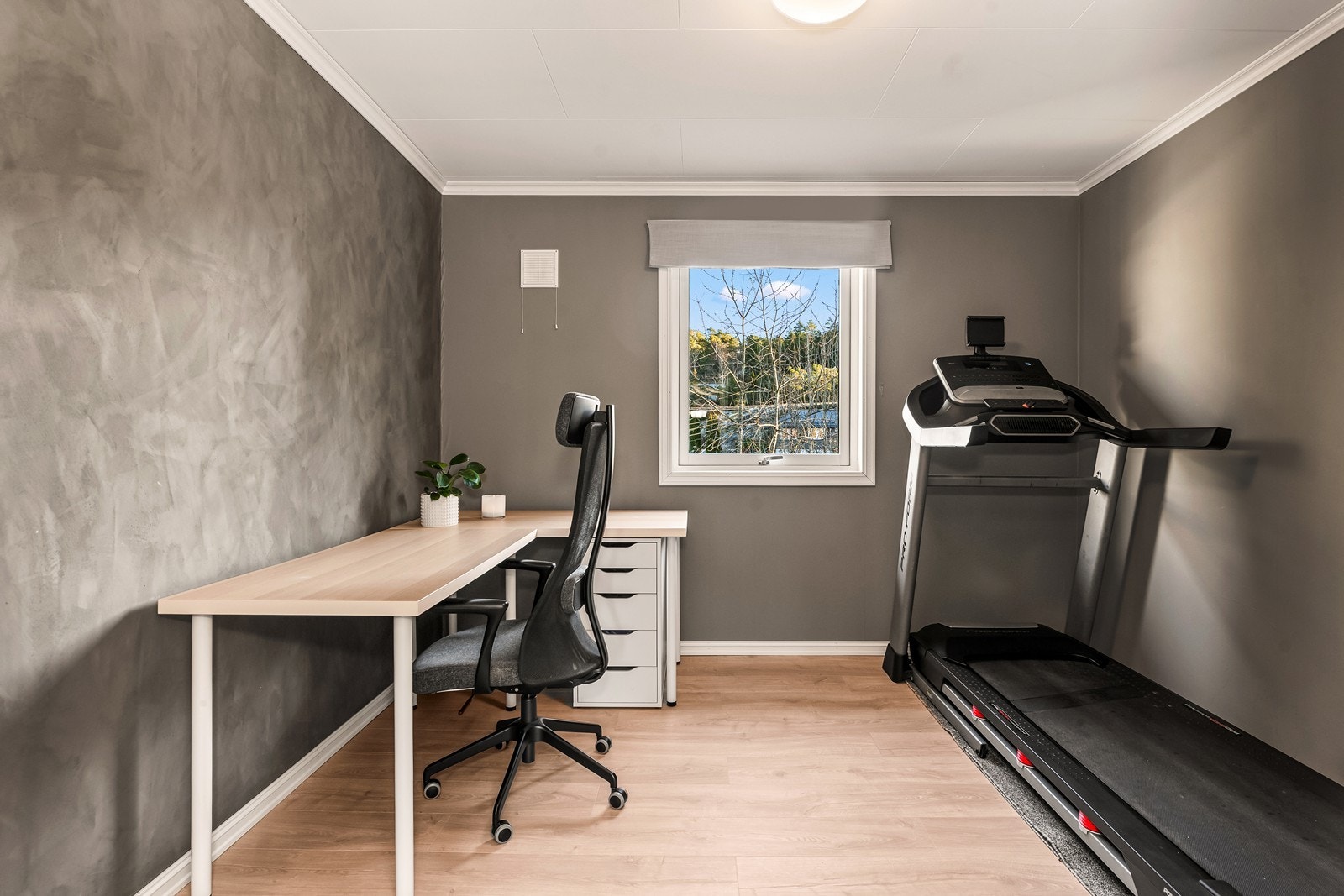 Det tredje rommet er i dag innredet som kontor og treningsrom, men kan også benyttes som soverom. Galleribilde