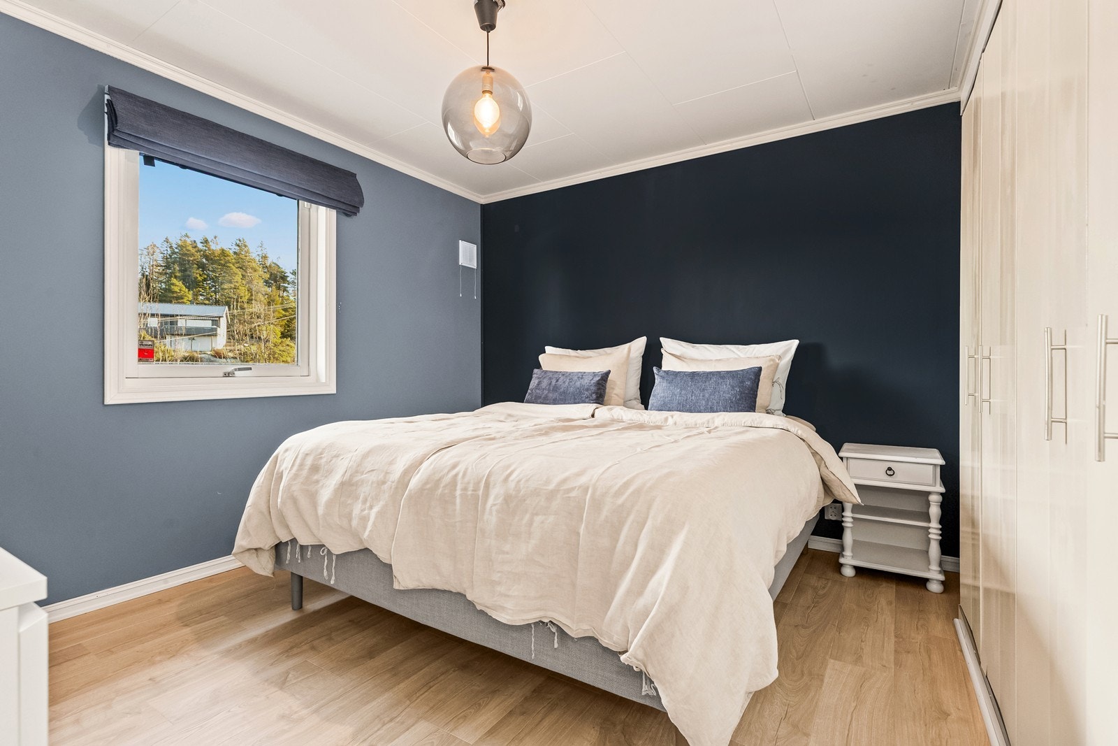 Hovedsoverommet har god plass til dobbeltseng og garderobeløsning. Galleribilde