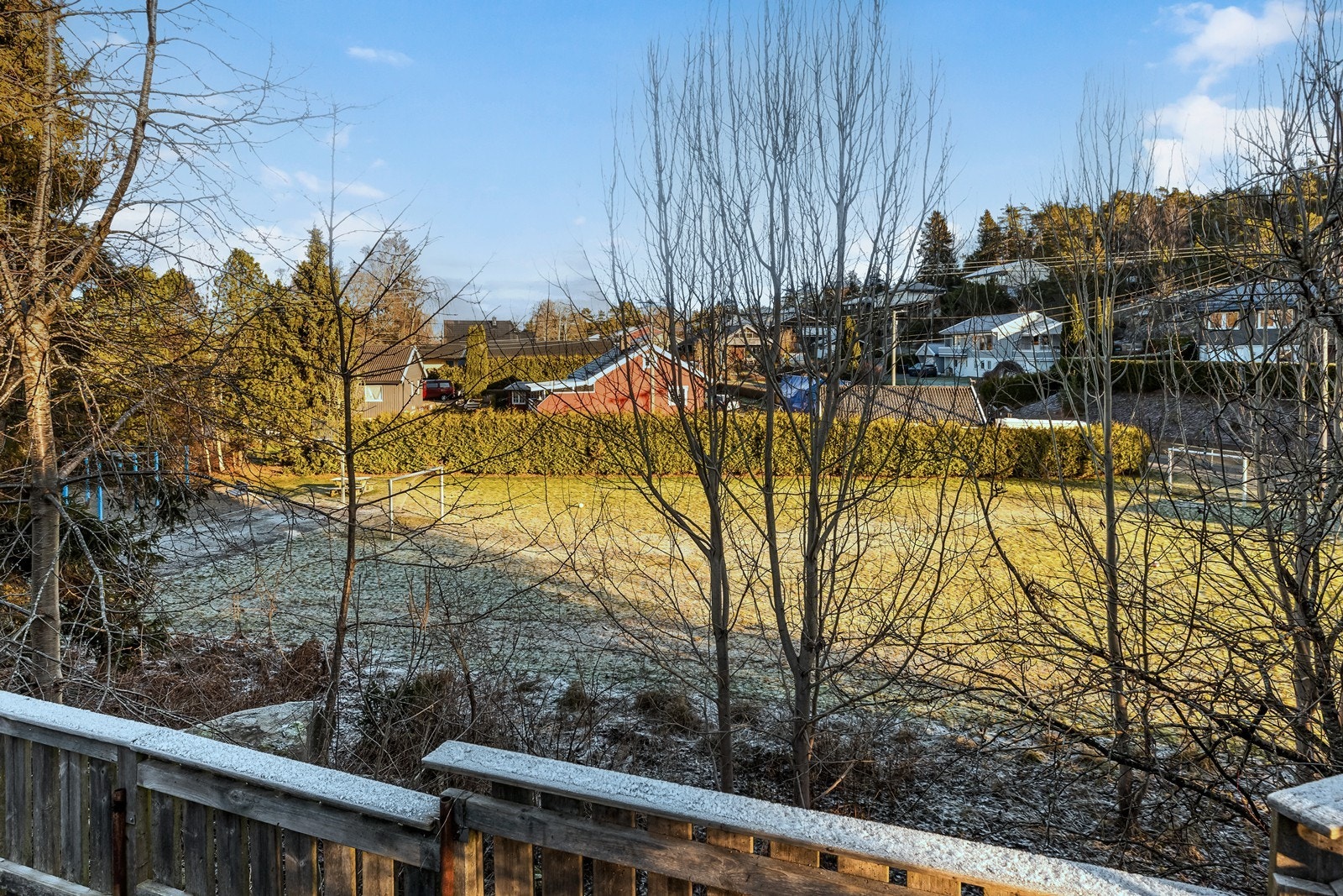 Fotballøkke og lekeplass i umiddelbar nærhet Galleribilde