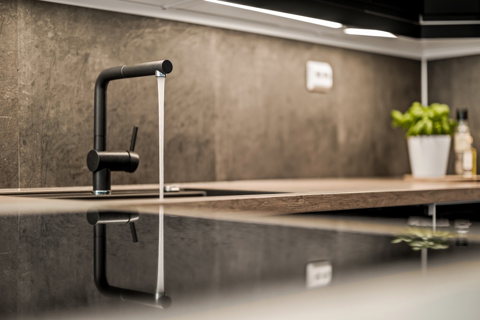 Moderne armatur og underlimt vask understreker kjøkkenets stilrene uttrykk. Galleribilde