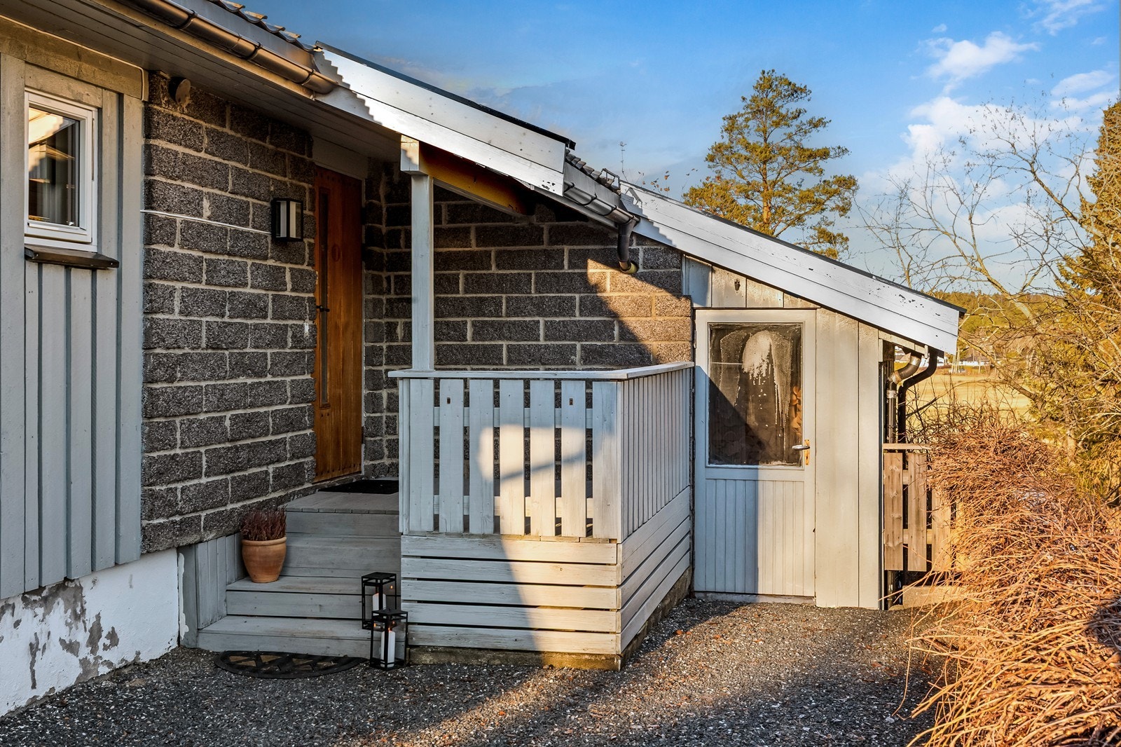 Overbygget inngangsparti med adkomst til en praktisk utebod. Galleribilde