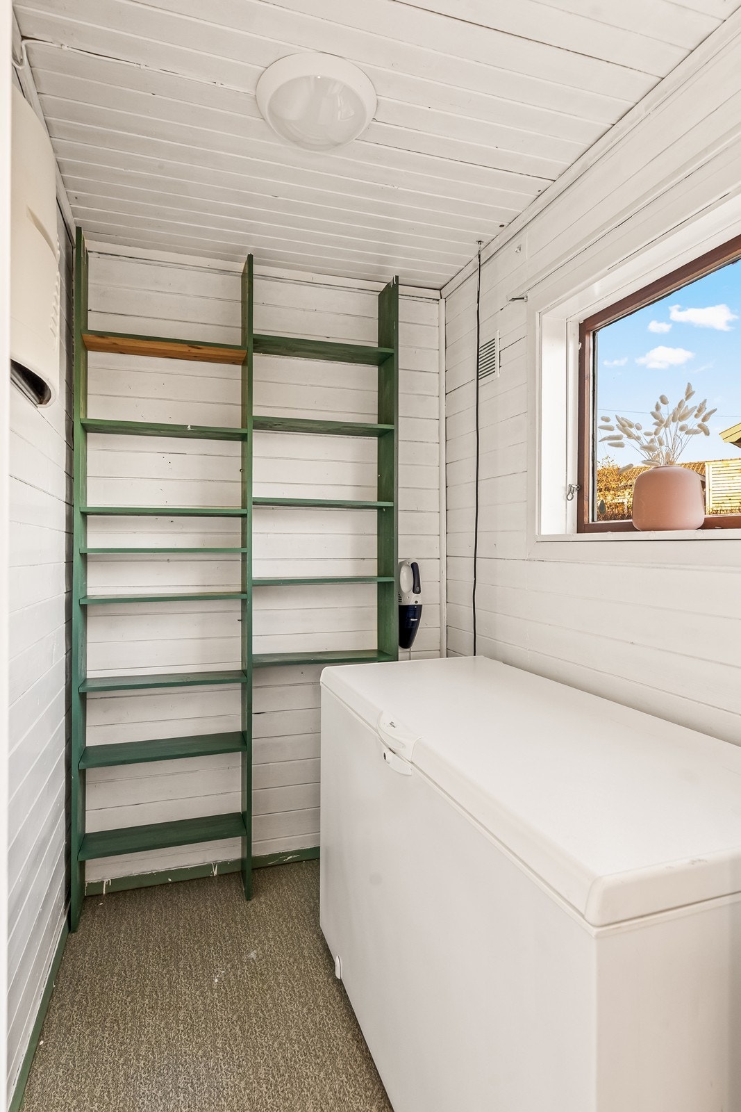 En av boligens boder gir gode lagringsmuligheter. Galleribilde