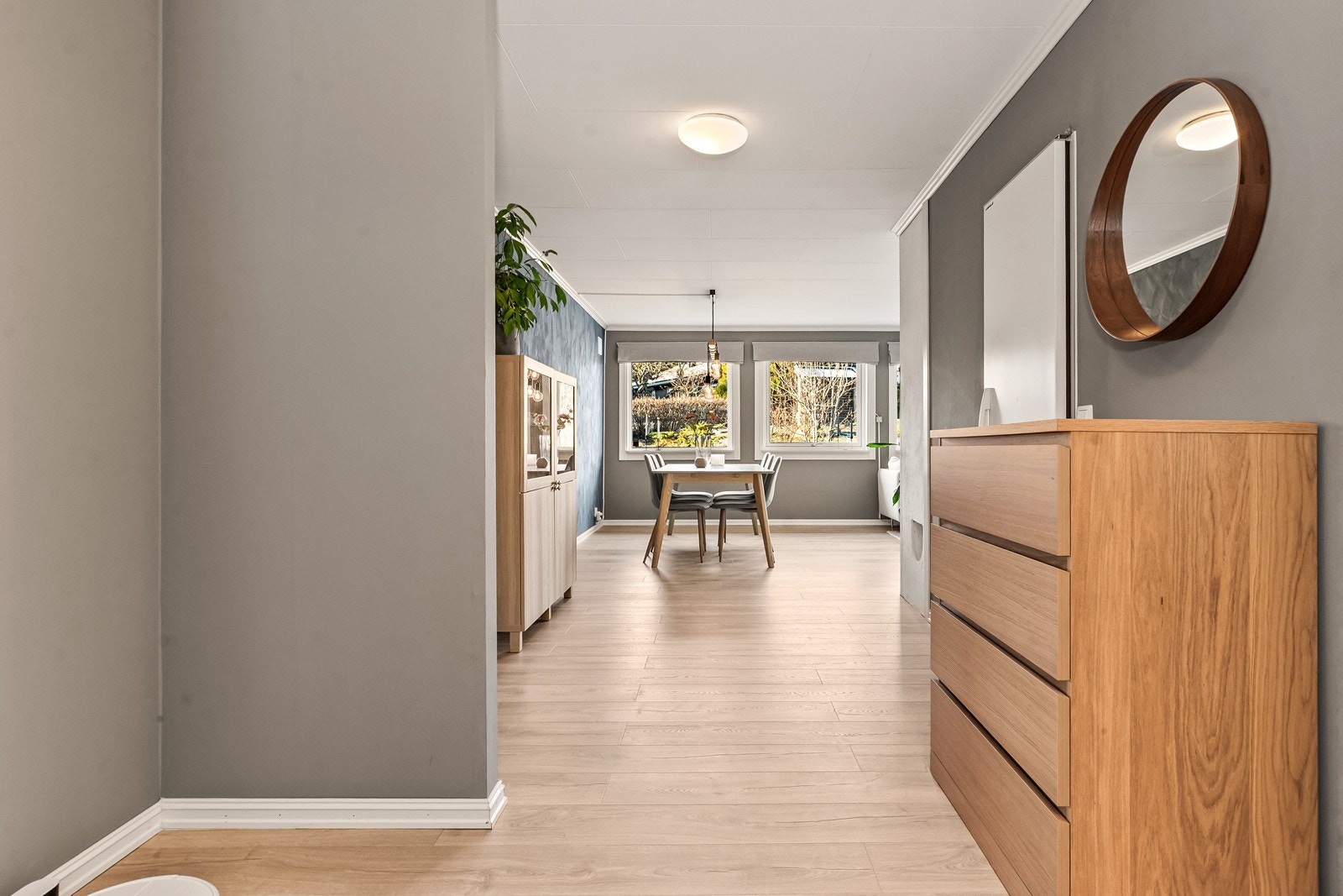 En lys og romslig gang Galleribilde