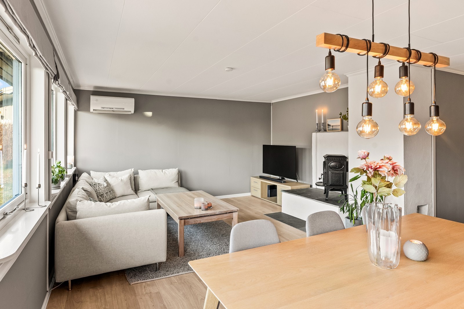 Stuen har varmepumpe og vedovn Galleribilde