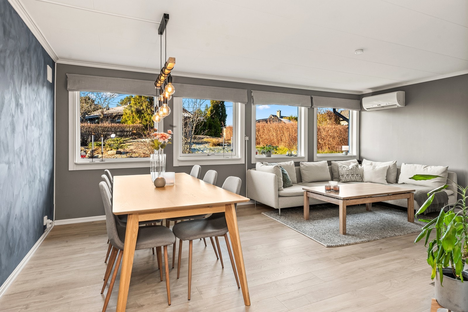 Stuen er romslig, og det god plass for et langbord for hyggelige sammenkomster. Galleribilde