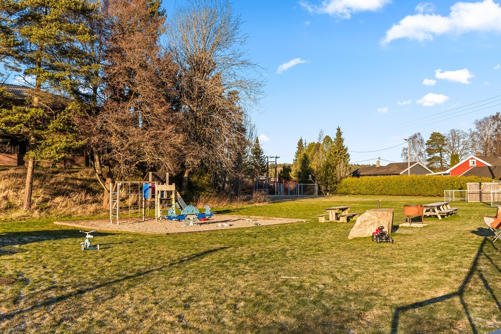 Nærområdet byr på lekeplasser og grøntområder, ideelt for barnefamilier. Galleribilde