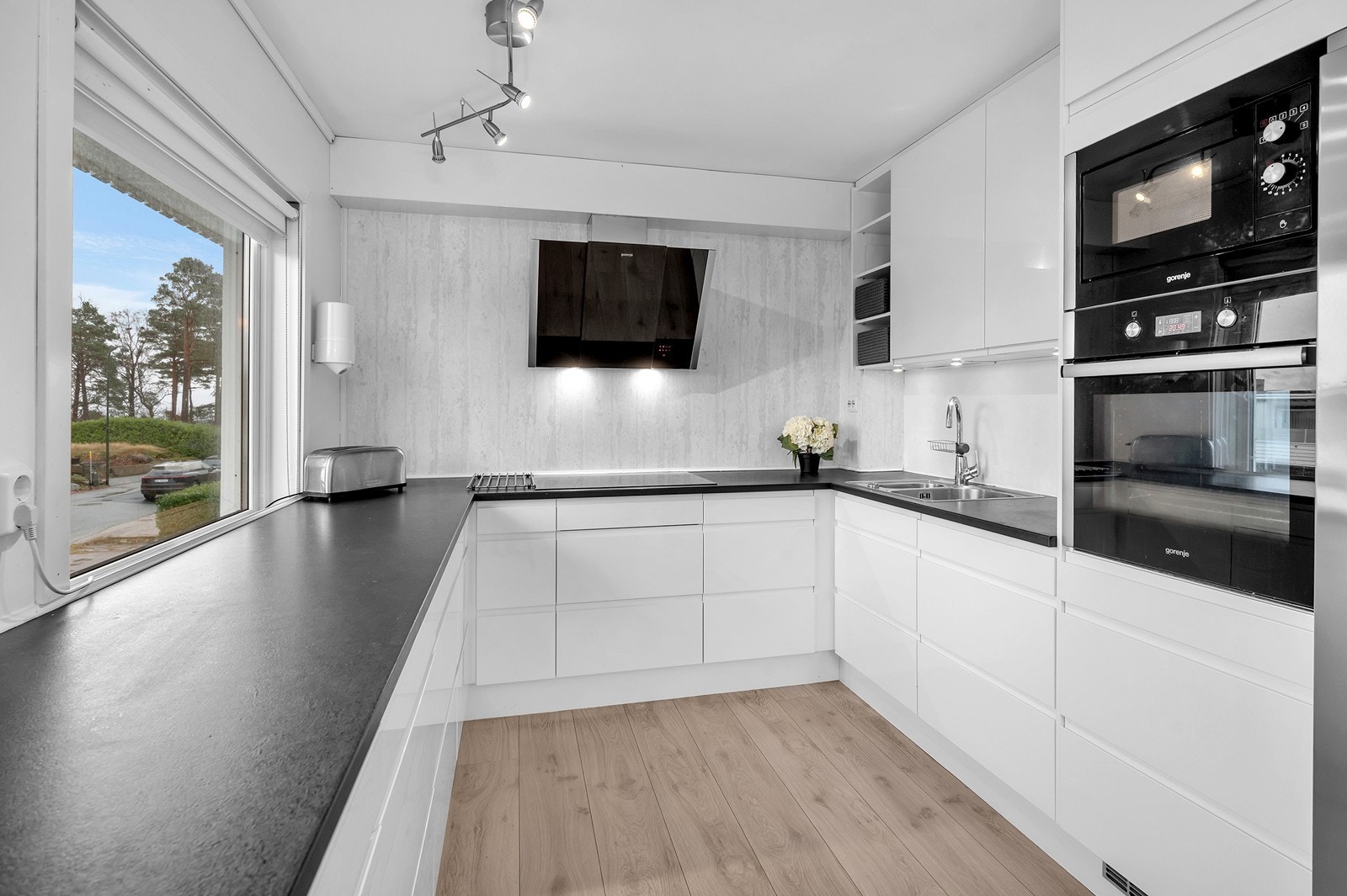 Lekkert kjøkken fra Strai med intregrerte hvitevarer Galleribilde