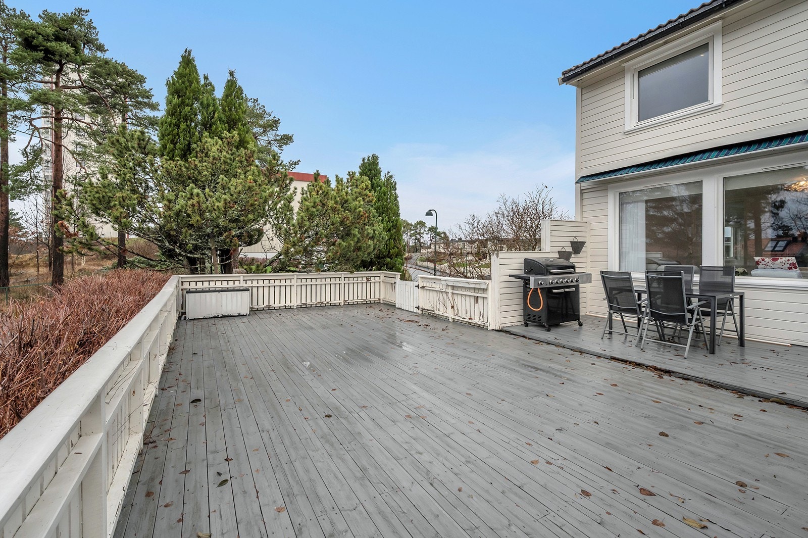 Stor uteplass med god plass til flere sittegrupper Galleribilde