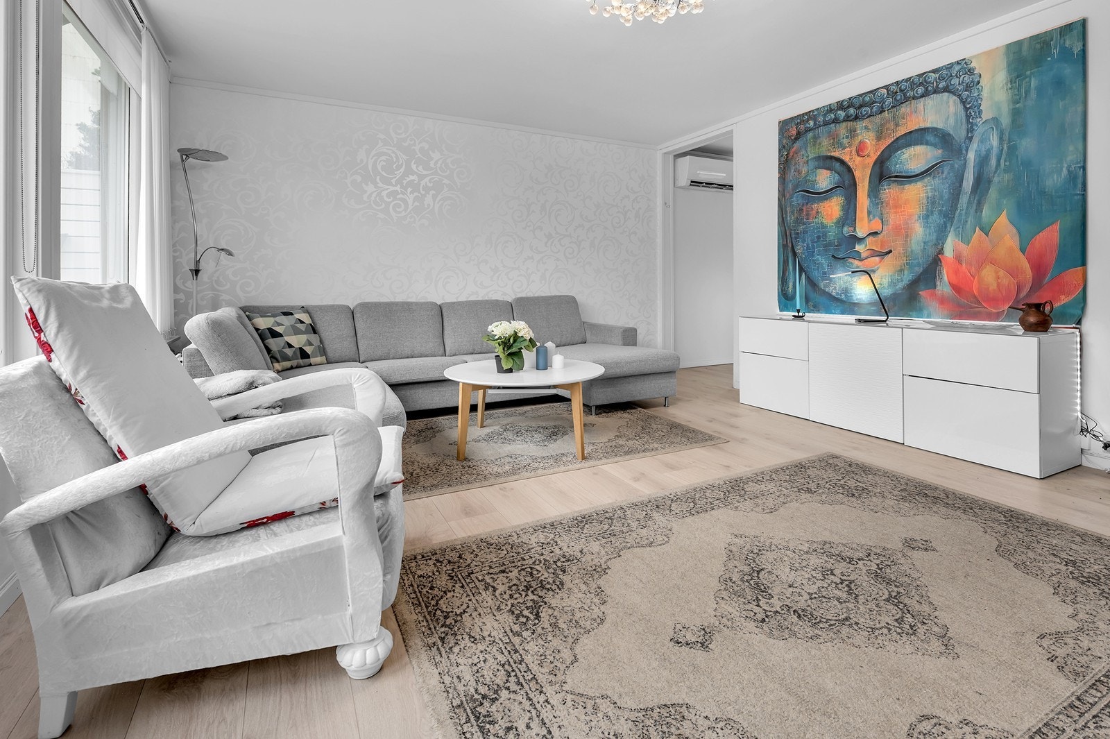 Stue med god plass til hyggelig sittegruppe Galleribilde