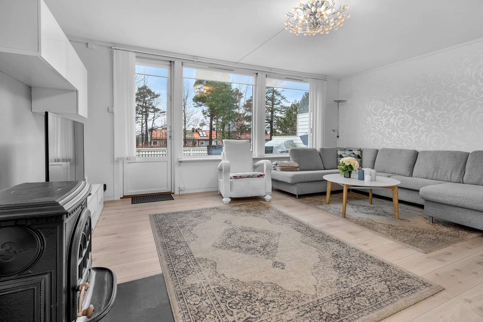 Fra stuen er det direkte utgang til stor terrasse Galleribilde