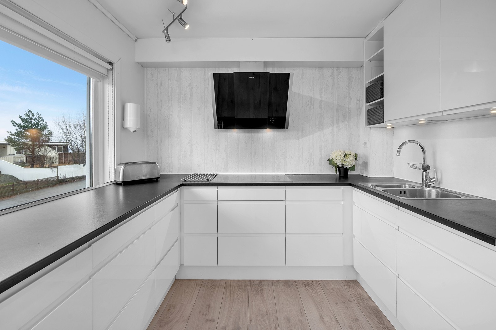 Pent kjøkkenet fra Strai i 2014 - godt med skap og benkeplass Galleribilde