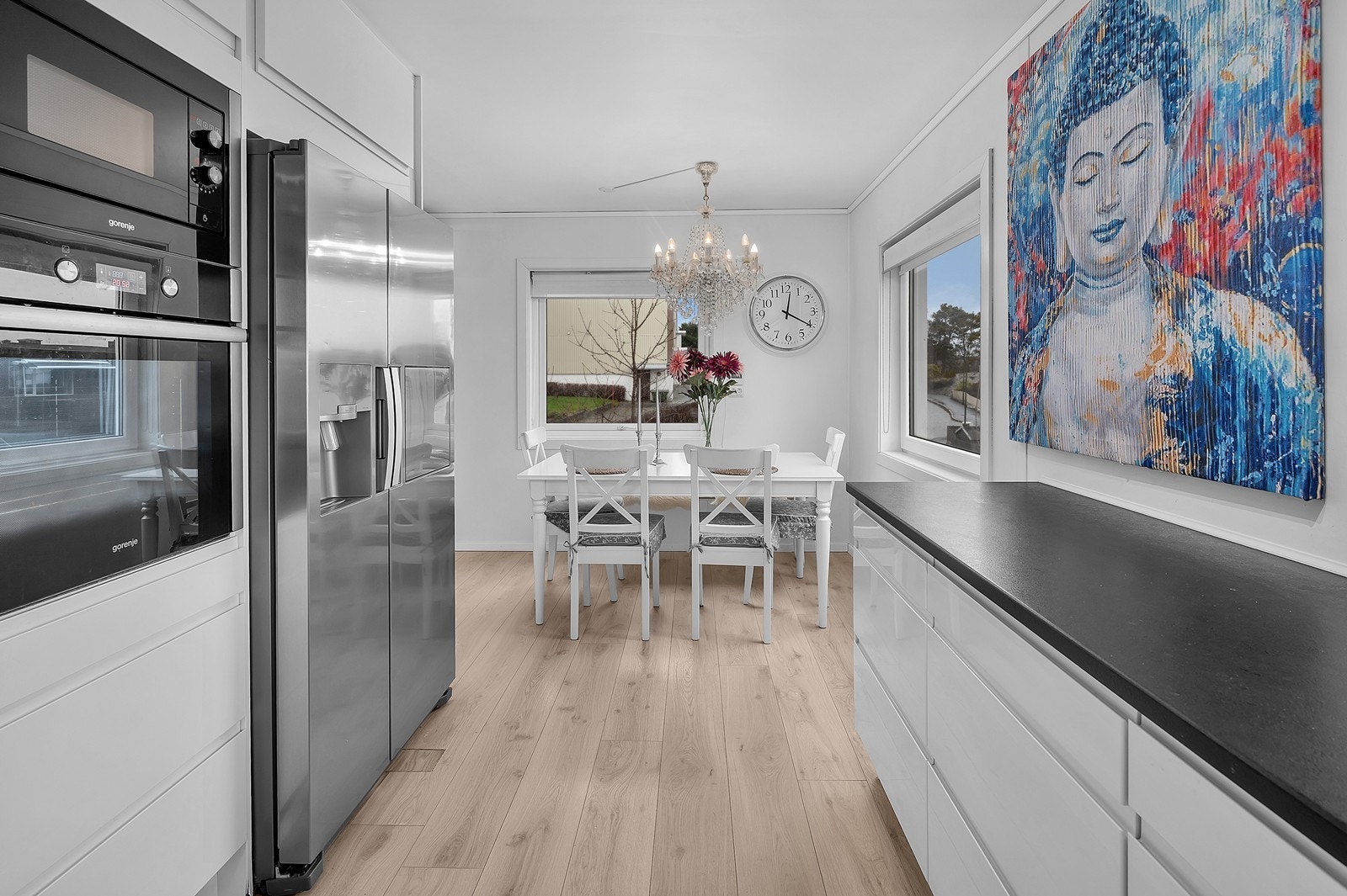 Plass til spisebord på kjøkkenet Galleribilde