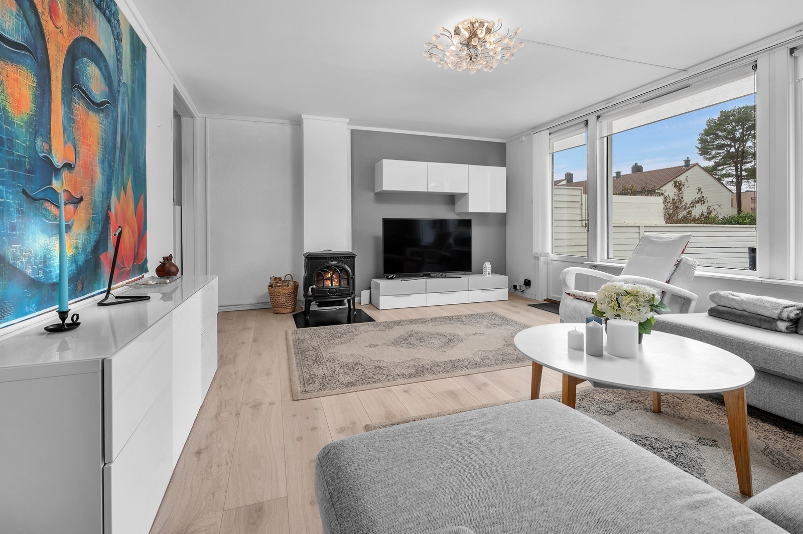 Koselig stue med morderne preg - peisovn Galleribilde