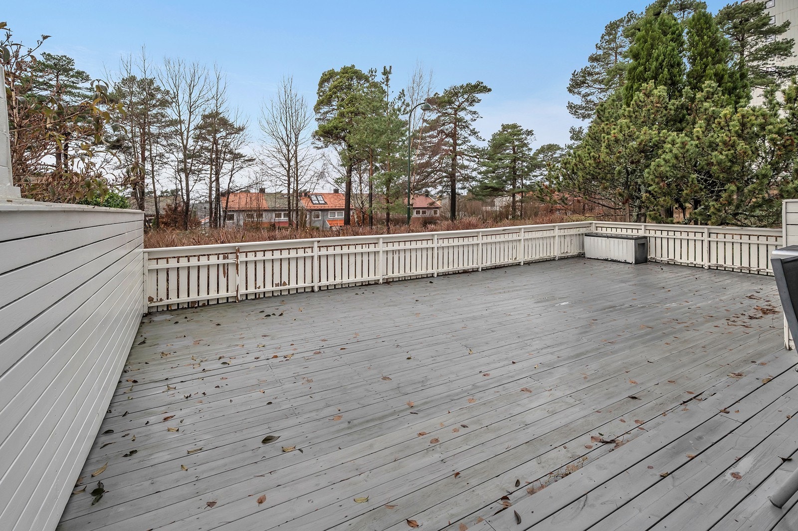 Stor uteplass med god plass til flere sittegrupper Galleribilde