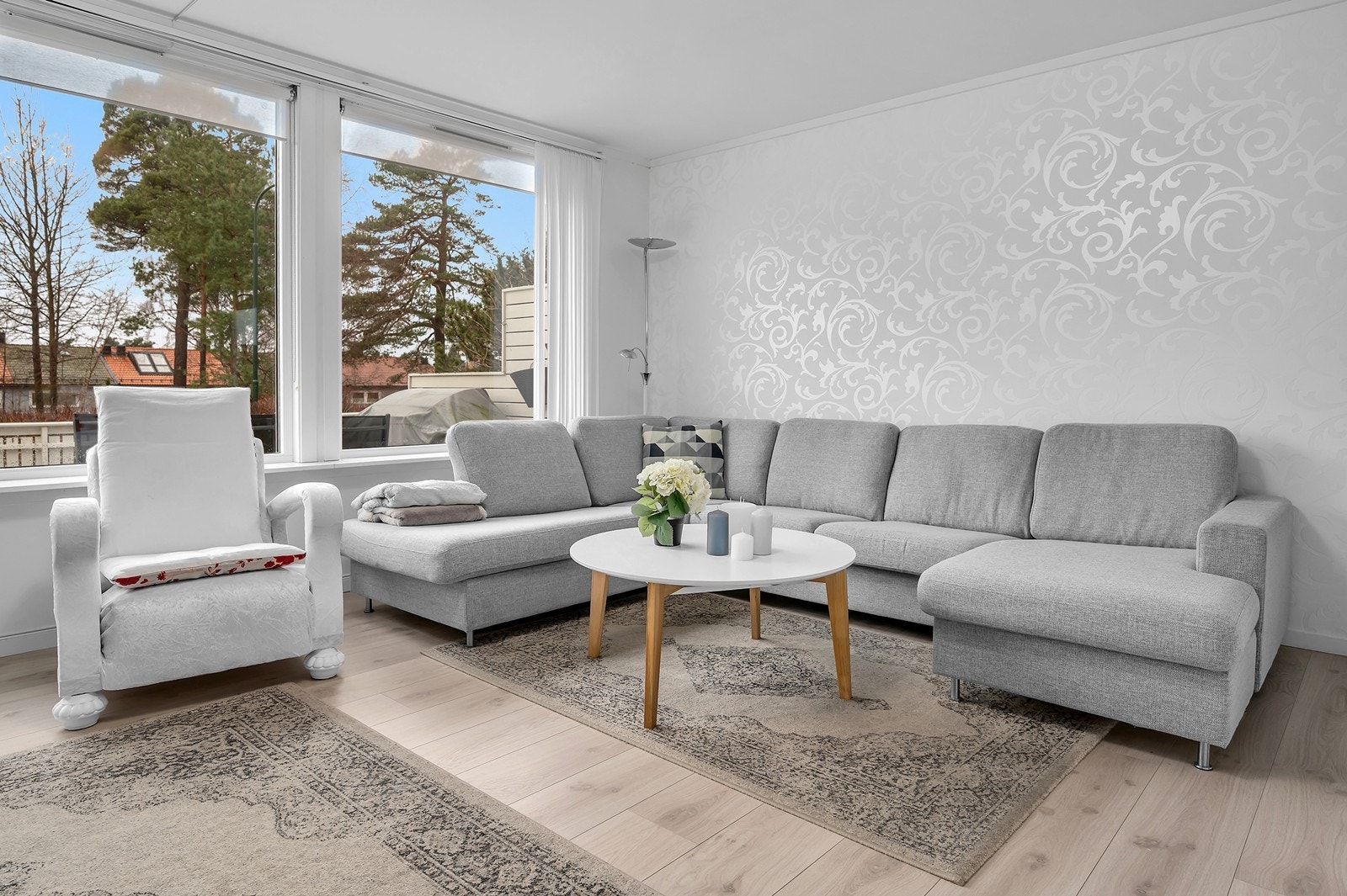 Gode vindusflater som slipper inn rikelig med naturlig sollys Galleribilde