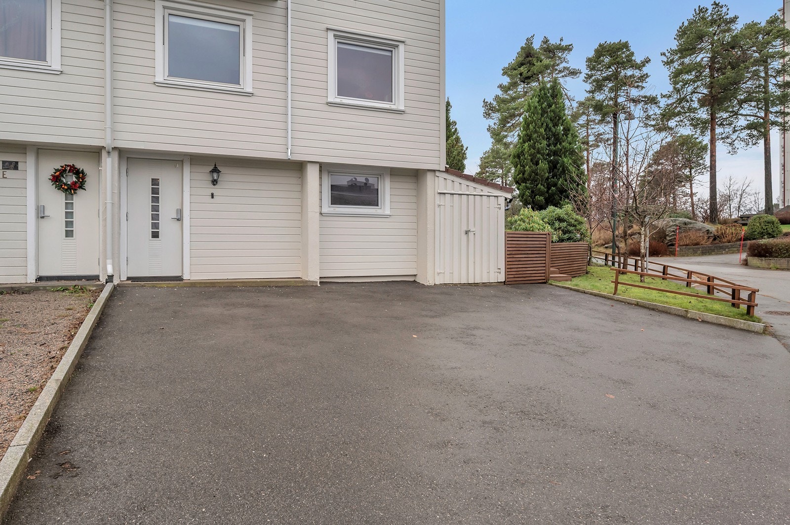 Stor innkjørsel med god plass til parkering Galleribilde