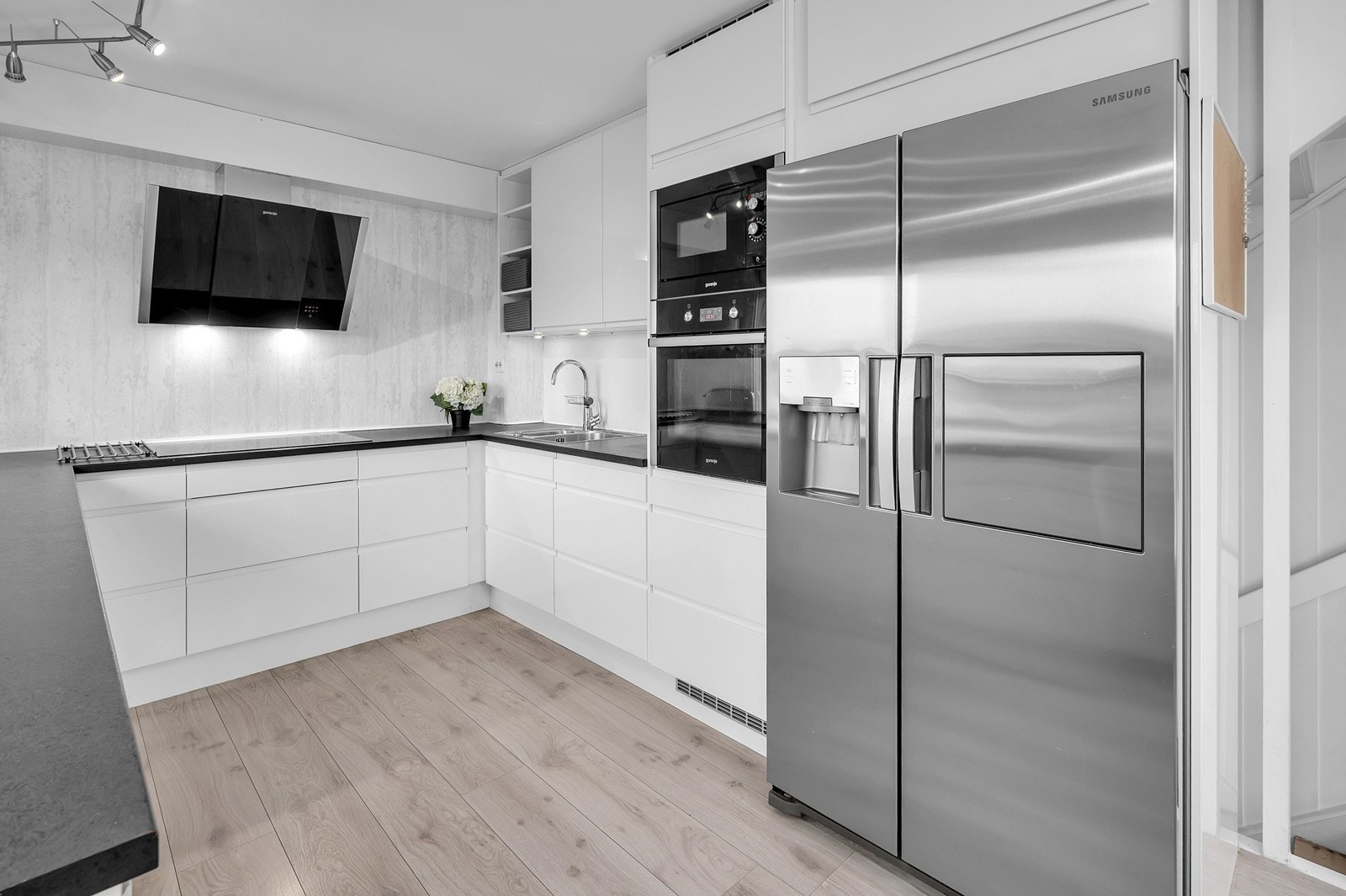 Kjøkkenet er funksjonelt og har hvitevarer Galleribilde