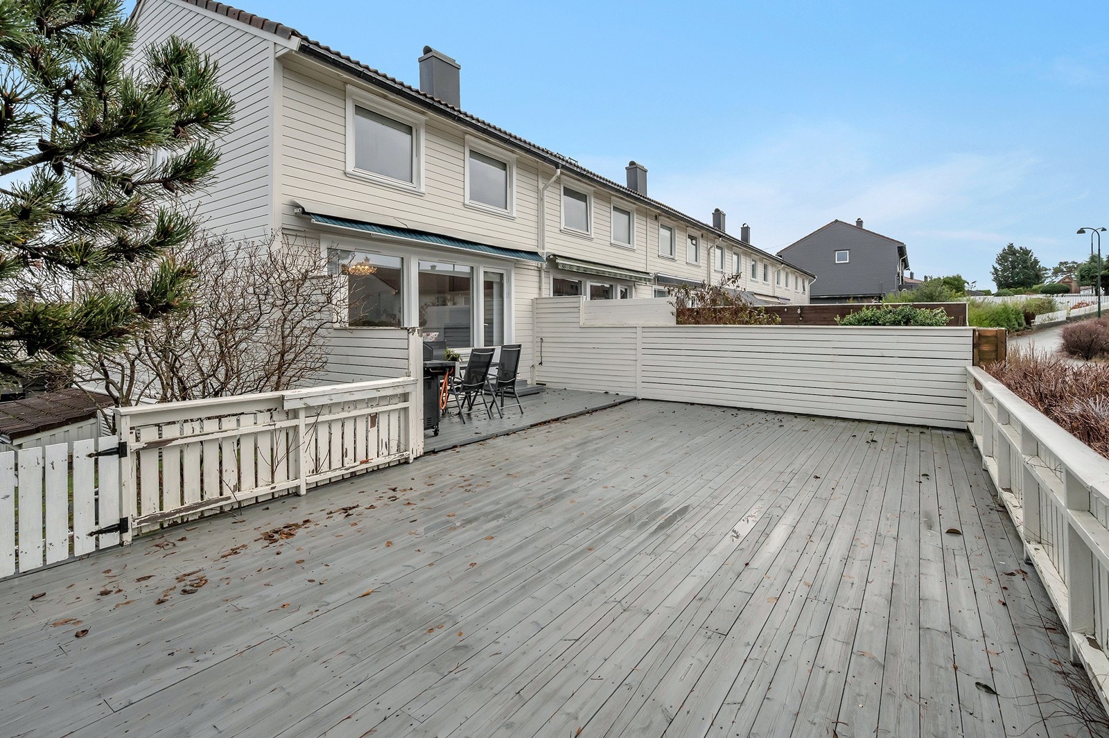 Her har man gode solforhold og god plass til flere sittegrupper Galleribilde